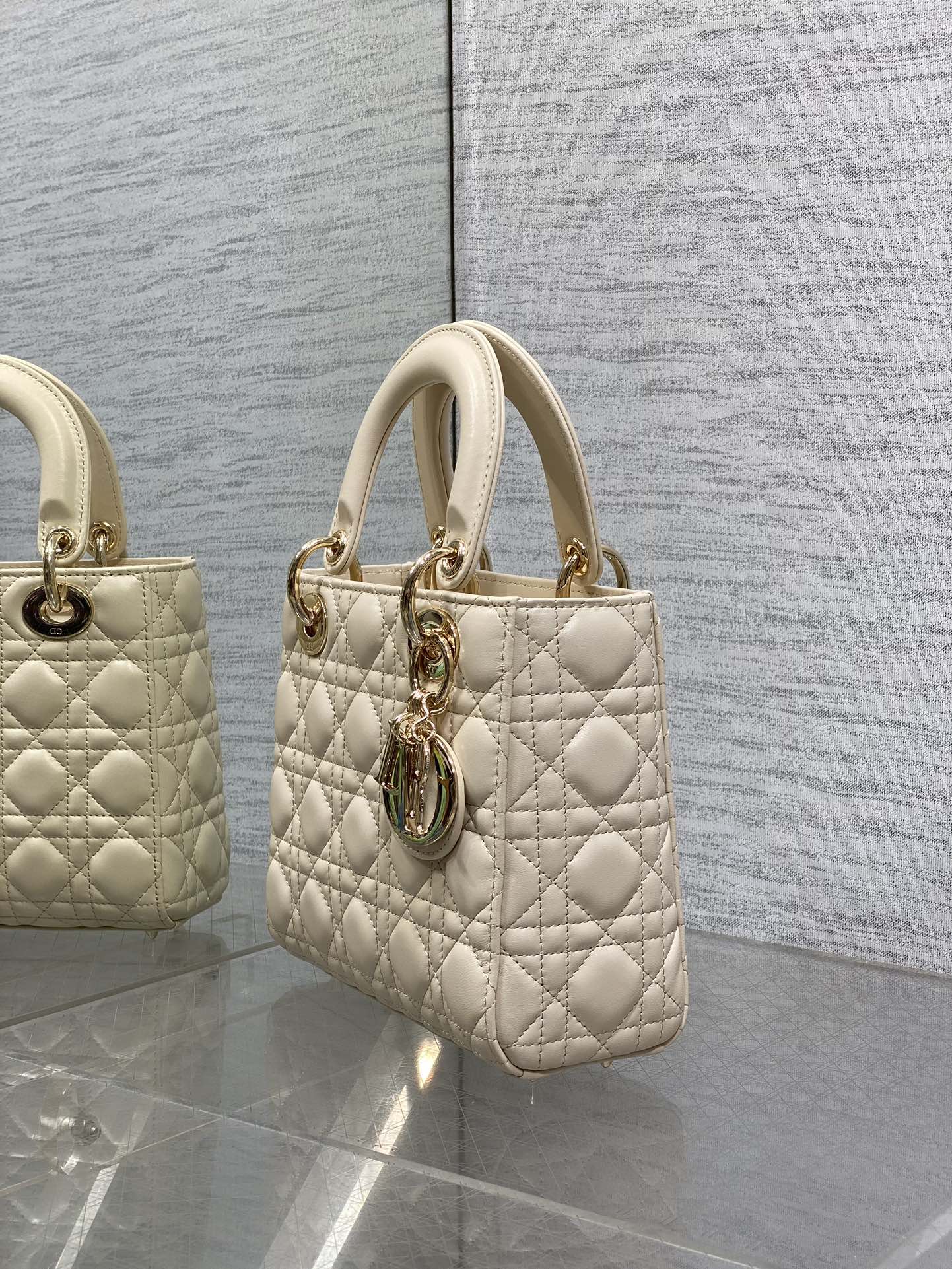 现货‼️Lady戴妃四格系列,经典的包形,甜美又不失优雅,春夏最新颜色,小清新风格🆕,搭配最新的字母肩带