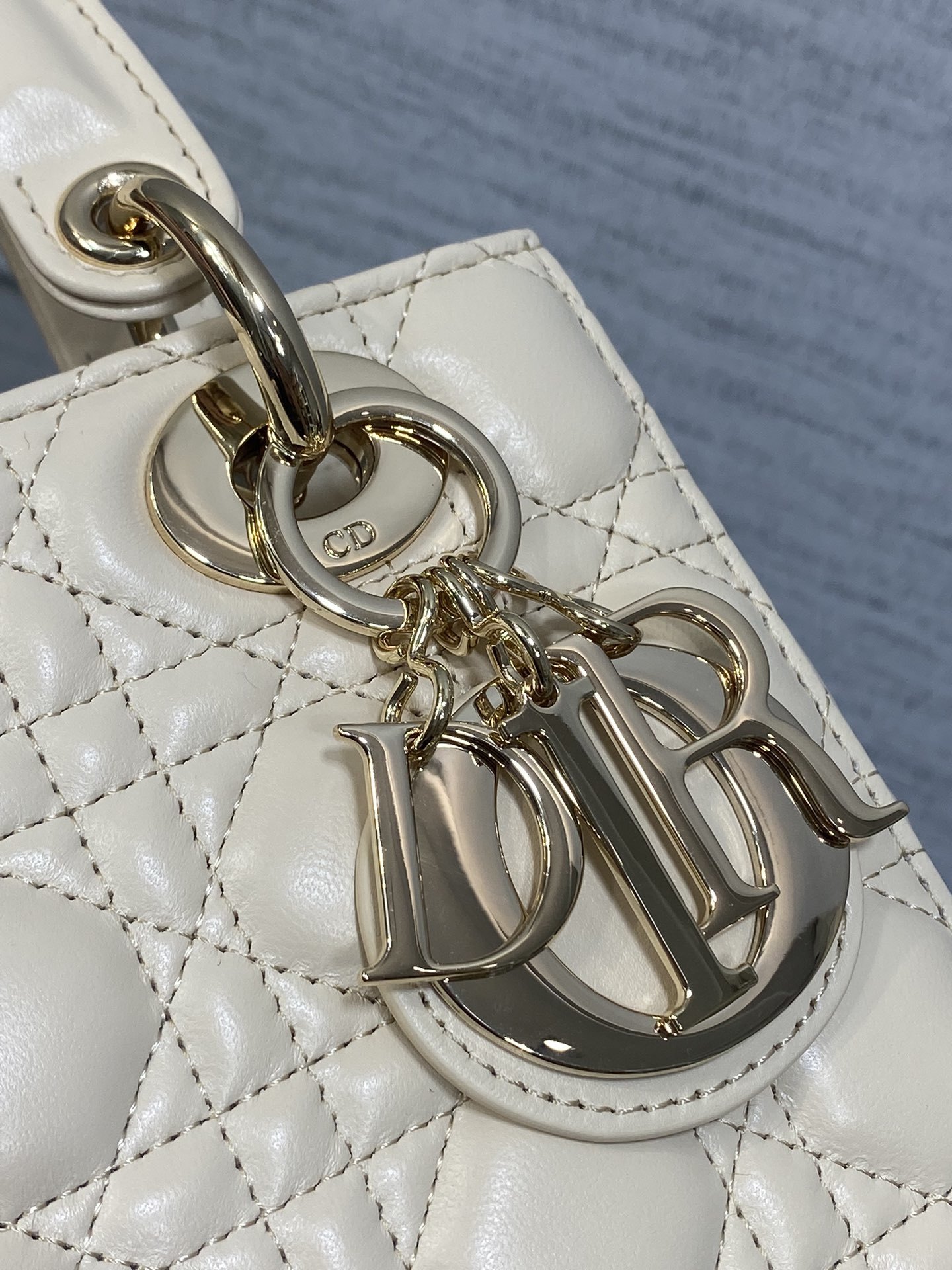 现货‼️Lady戴妃四格系列,经典的包形,甜美又不失优雅,春夏最新颜色,小清新风格🆕,搭配最新的字母肩带