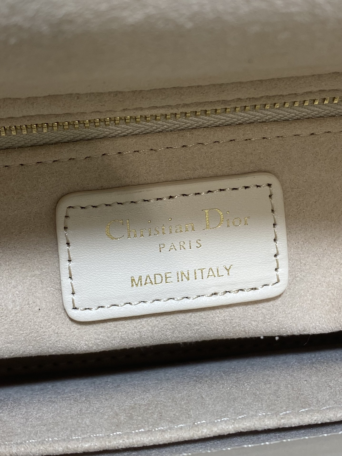 现货‼️Lady戴妃四格系列,经典的包形,甜美又不失优雅,春夏最新颜色,小清新风格🆕,搭配最新的字母肩带