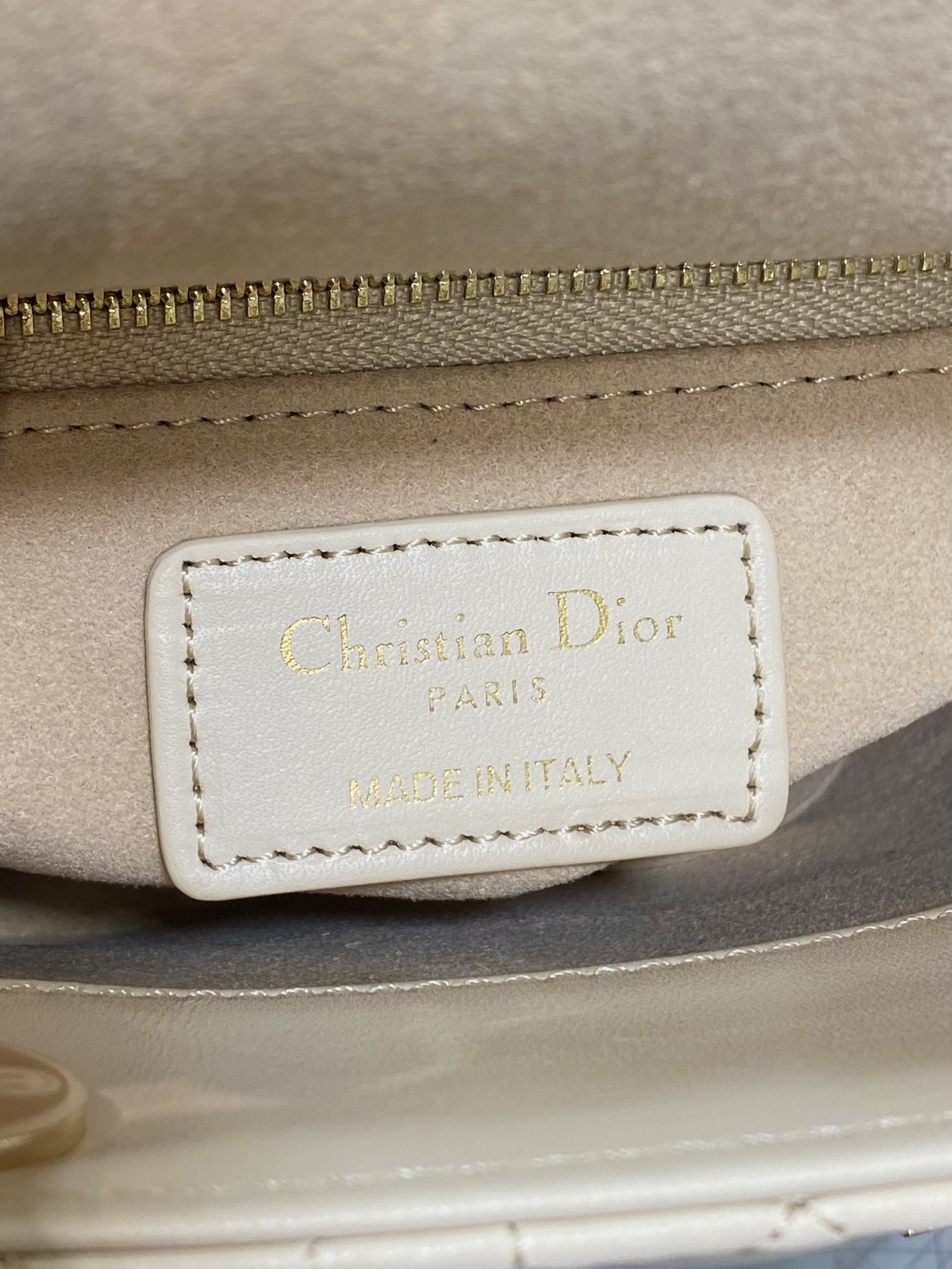 现货‼️Classic Lady戴妃包,人手一个必备的三格小包😍。迷人优雅又气场十足💃🏻,斜挎手拎也是女