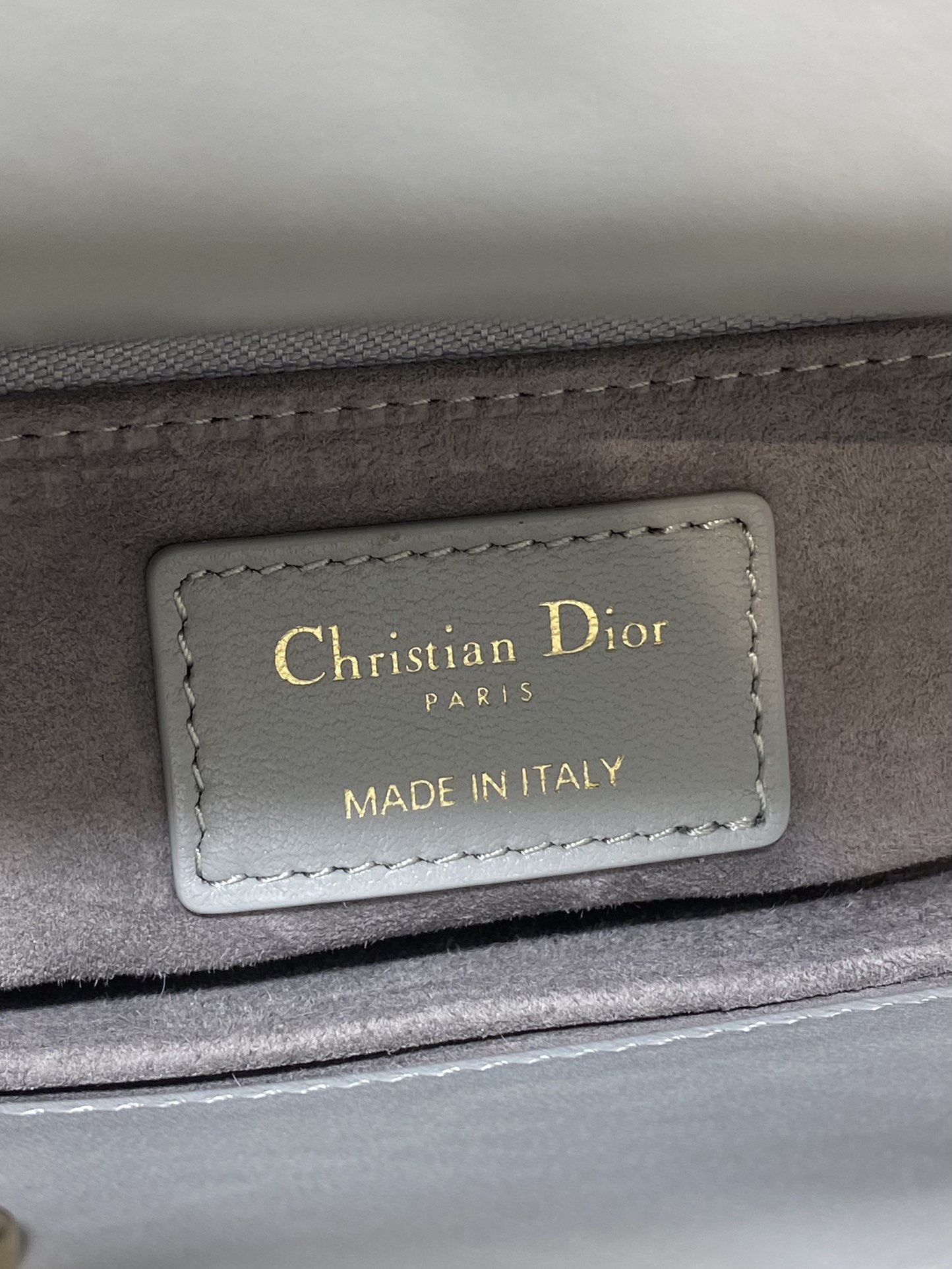 现货‼️Lady最新限量版珍珠扣戴妃包🌞，人手一个必备的戴妃包😍。迷人优雅又气场十足💃🏻，斜挎手拎也是女