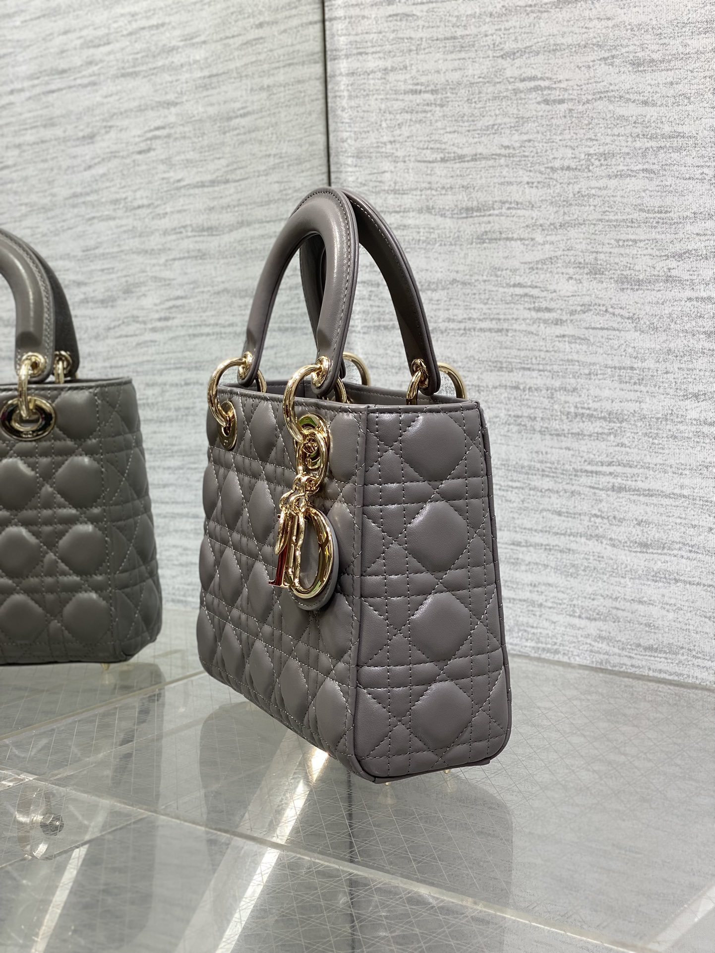 现货‼️Lady戴妃四格系列,经典的包形,甜美又不失优雅,春夏最新颜色,小清新风格🆕,搭配最新的字母肩带