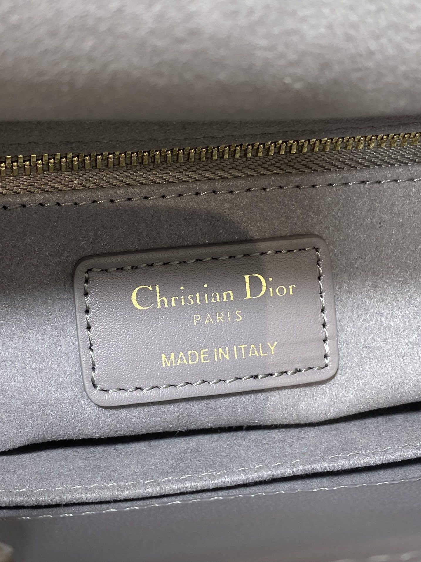 现货‼️Lady戴妃四格系列,经典的包形,甜美又不失优雅,春夏最新颜色,小清新风格🆕,搭配最新的字母肩带