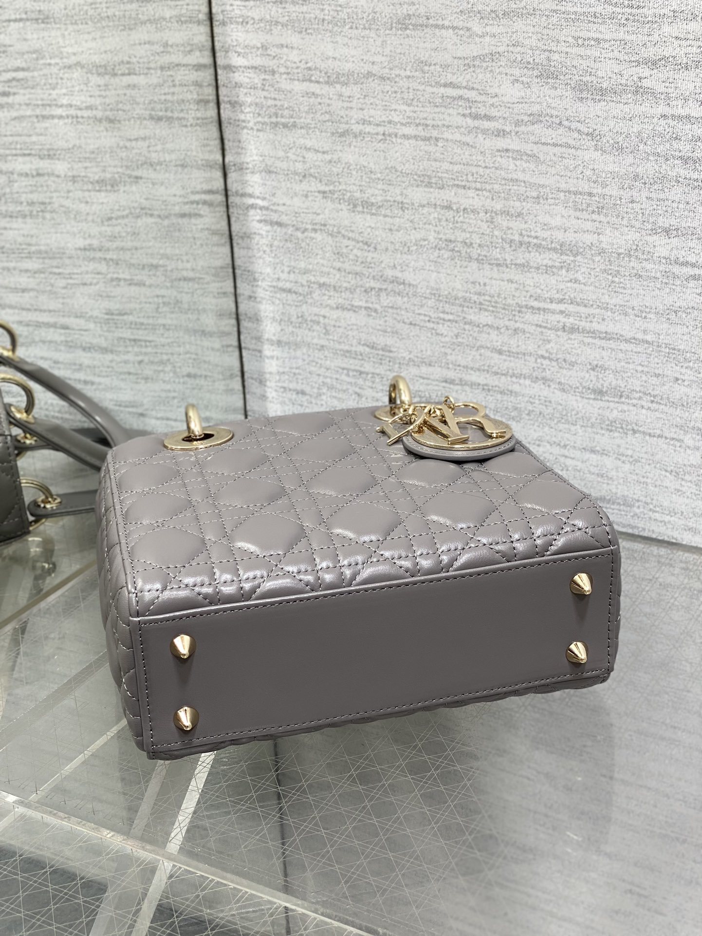 现货‼️Lady戴妃四格系列,经典的包形,甜美又不失优雅,春夏最新颜色,小清新风格🆕,搭配最新的字母肩带