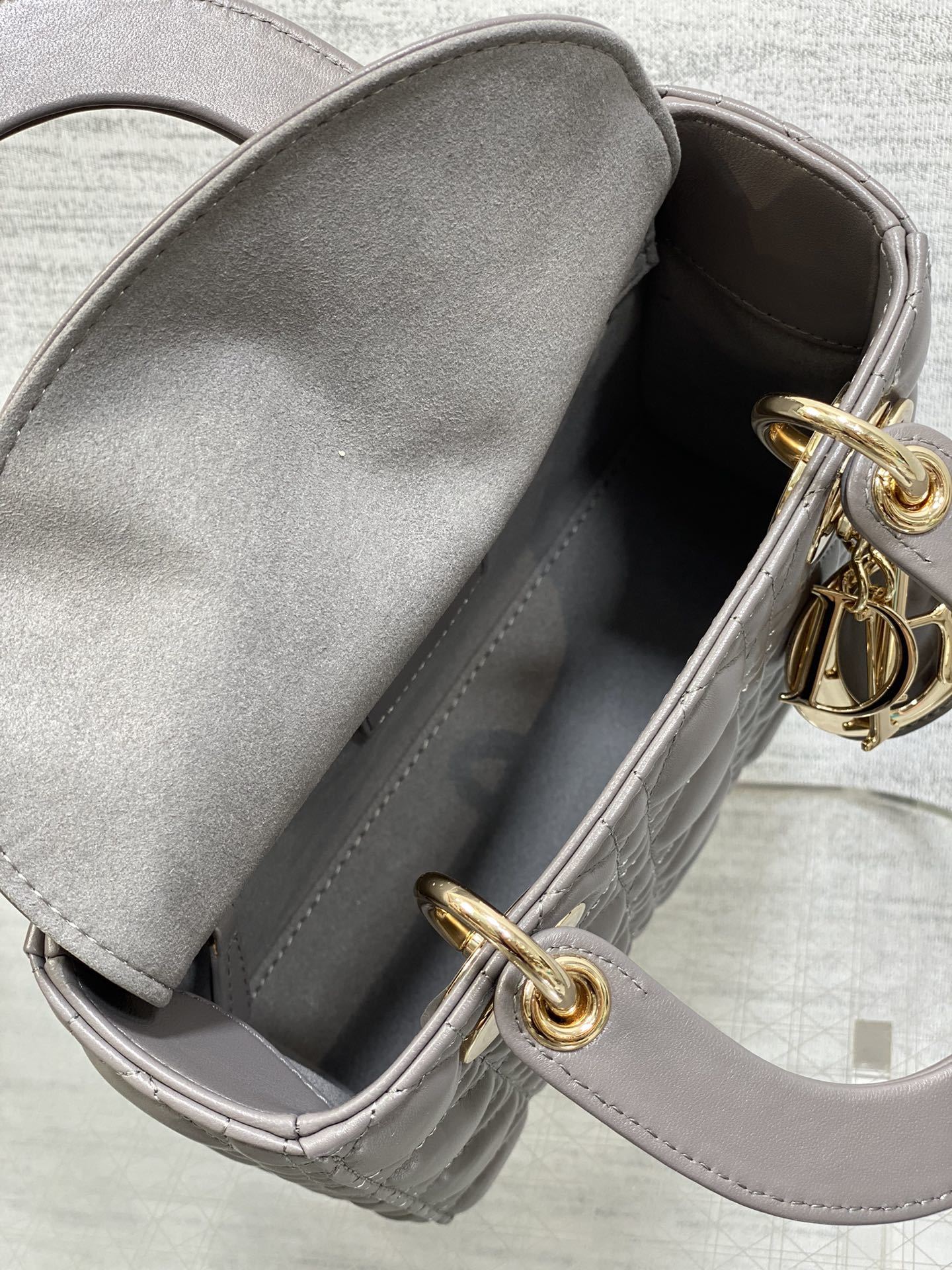 现货‼️Lady戴妃四格系列,经典的包形,甜美又不失优雅,春夏最新颜色,小清新风格🆕,搭配最新的字母肩带