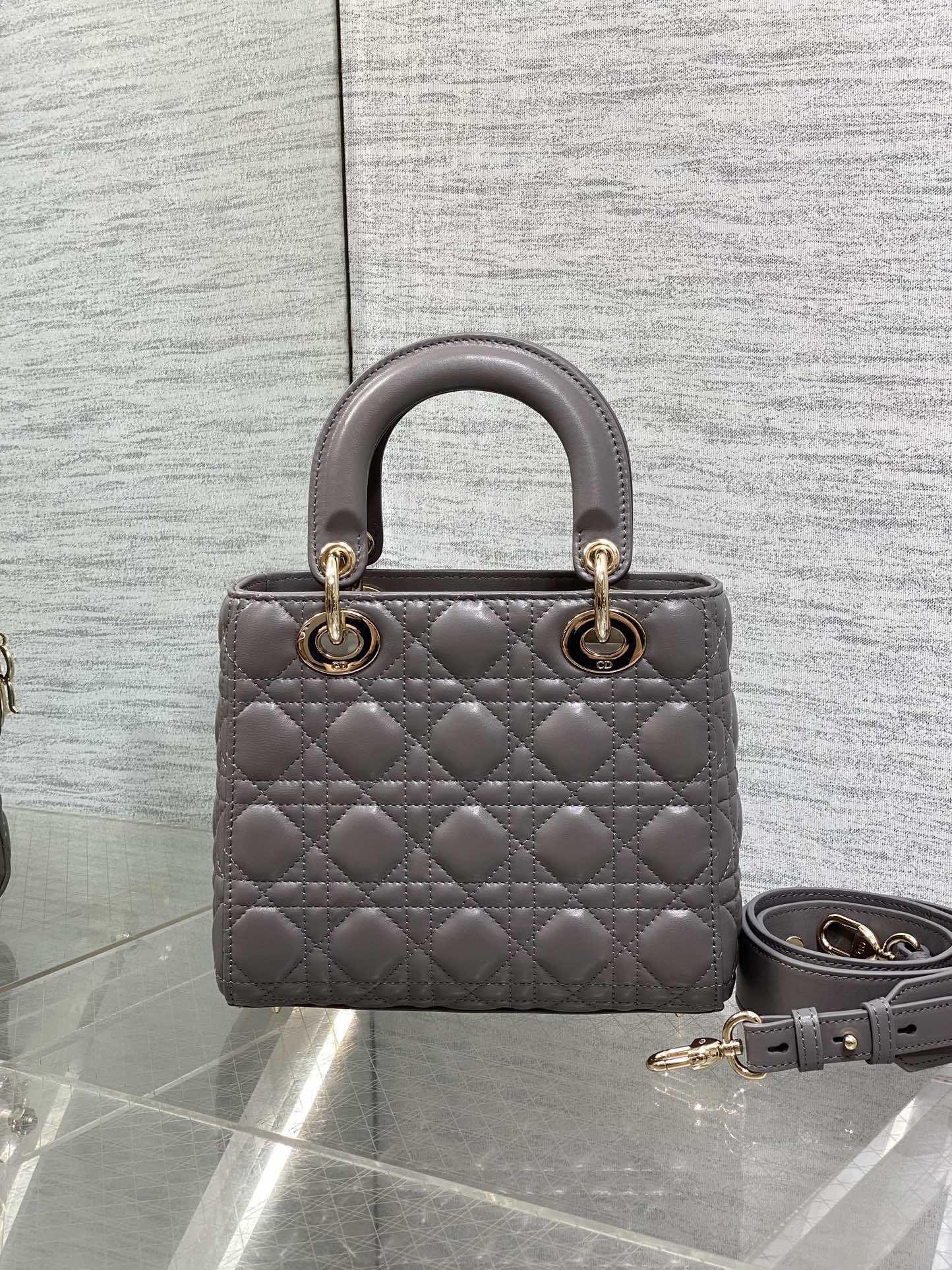 现货‼️Lady戴妃四格系列,经典的包形,甜美又不失优雅,春夏最新颜色,小清新风格🆕,搭配最新的字母肩带