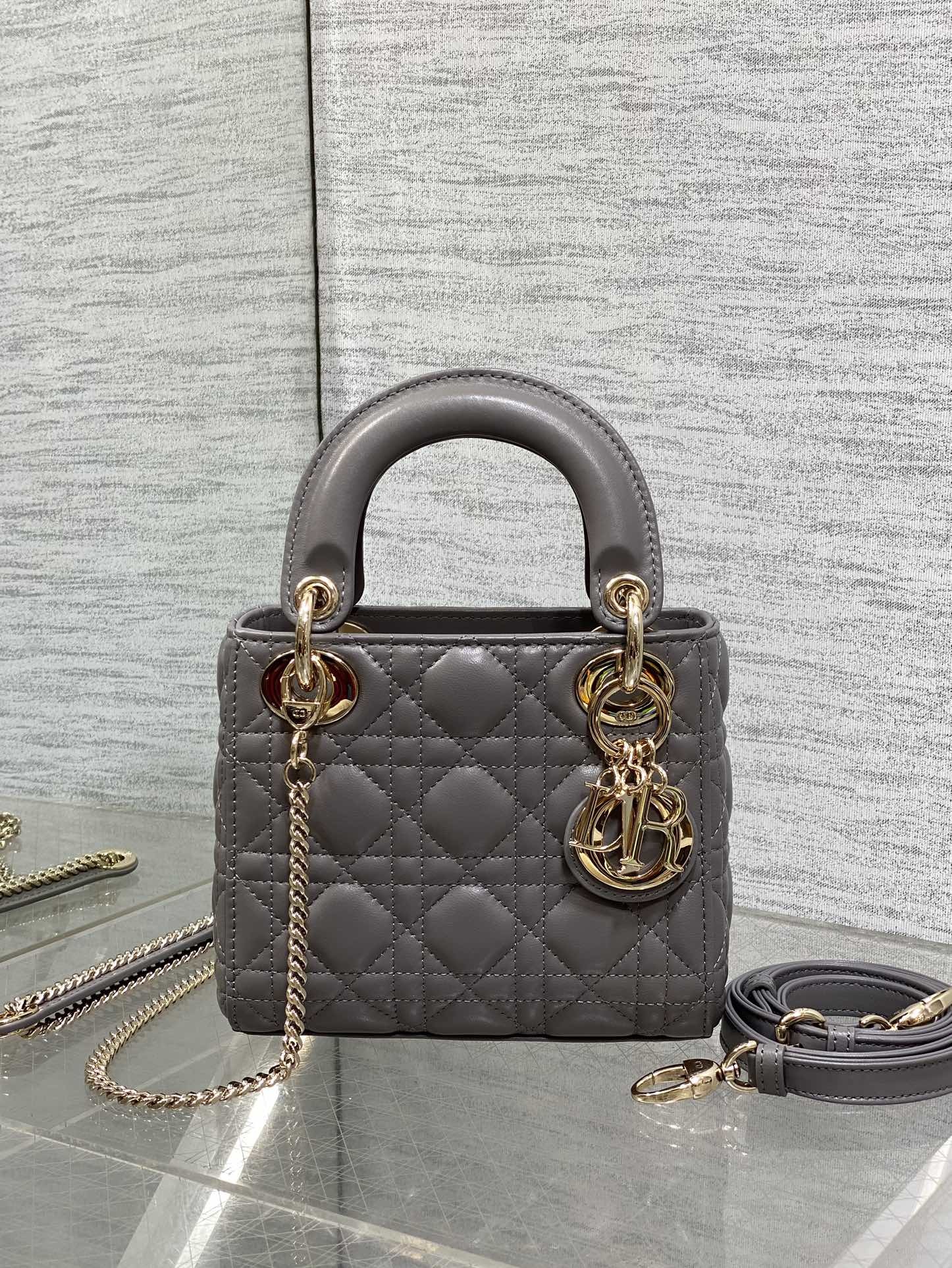 现货‼️Classic Lady戴妃包,人手一个必备的三格小包😍。迷人优雅又气场十足💃🏻,斜挎手拎也是女