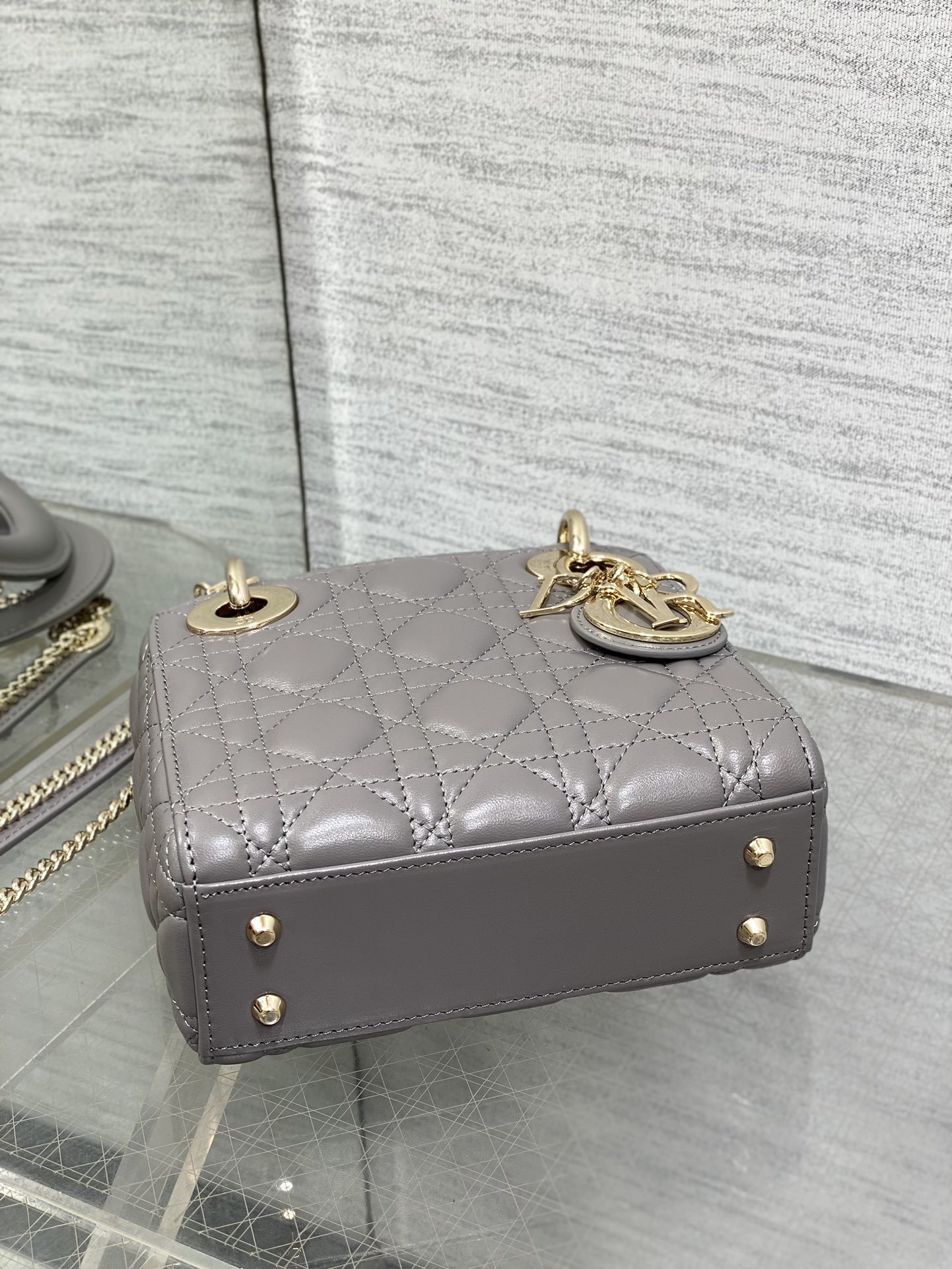 现货‼️Classic Lady戴妃包,人手一个必备的三格小包😍。迷人优雅又气场十足💃🏻,斜挎手拎也是女