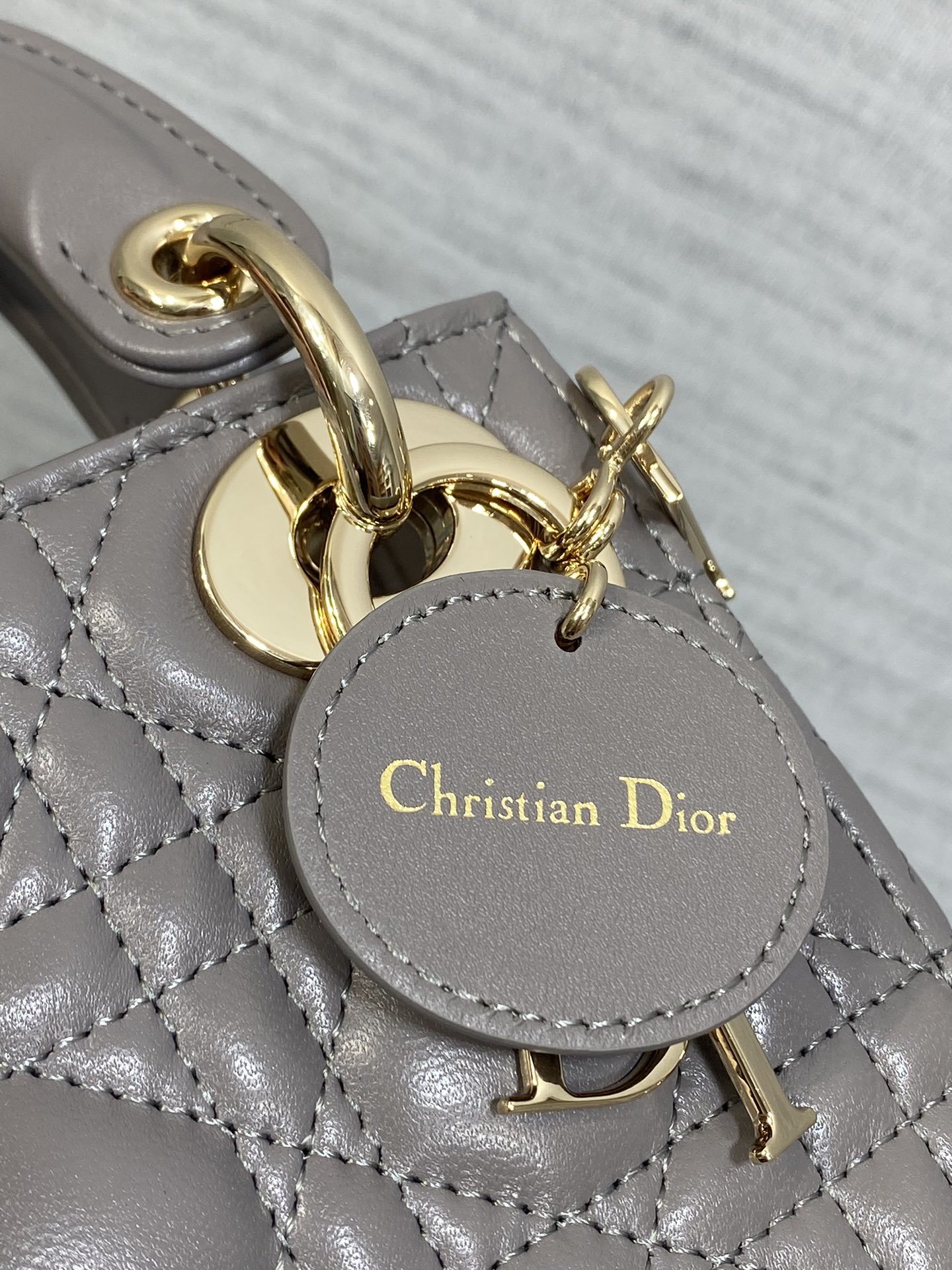 现货‼️Classic Lady戴妃包,人手一个必备的三格小包😍。迷人优雅又气场十足💃🏻,斜挎手拎也是女