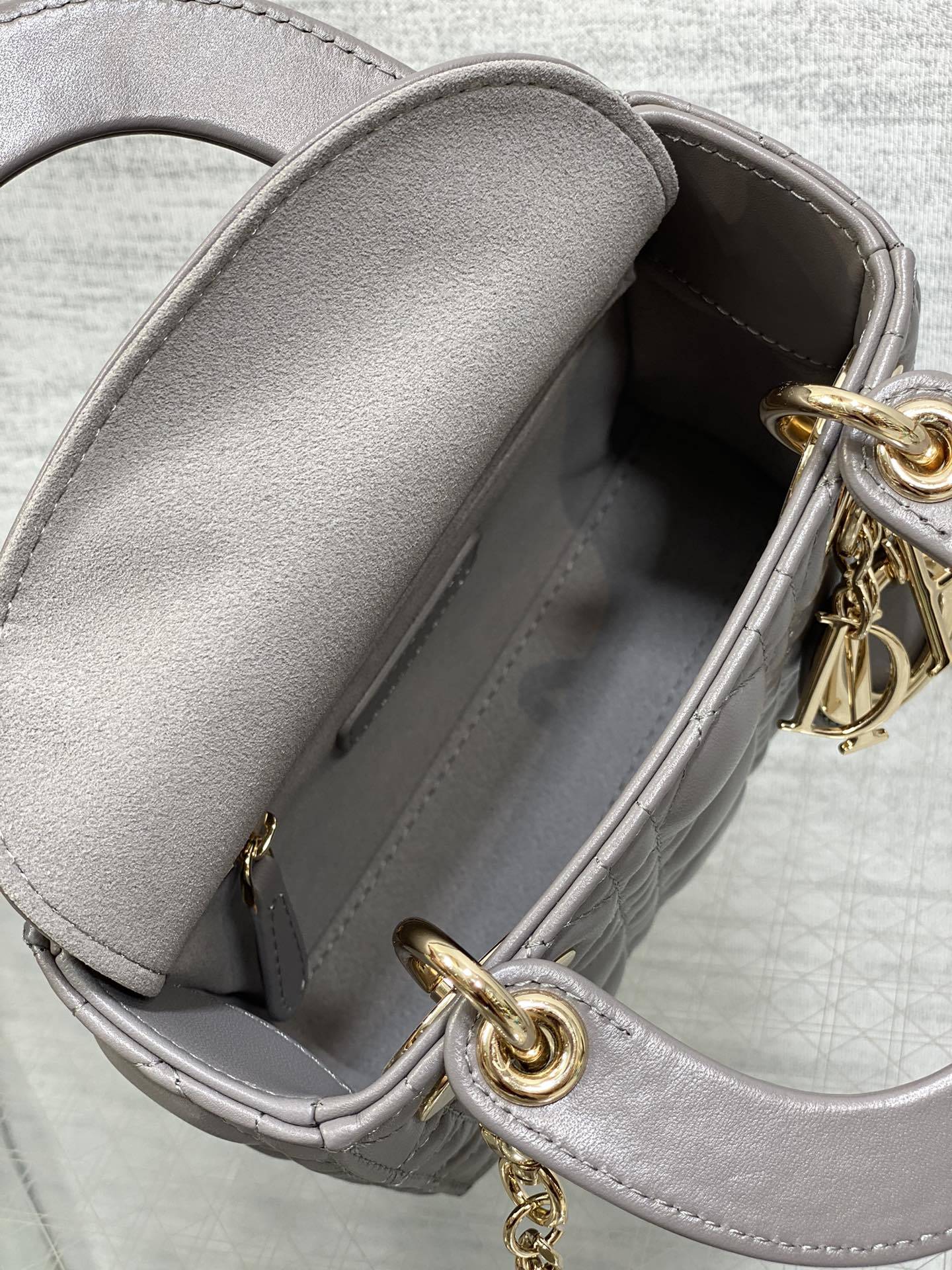 现货‼️Classic Lady戴妃包,人手一个必备的三格小包😍。迷人优雅又气场十足💃🏻,斜挎手拎也是女