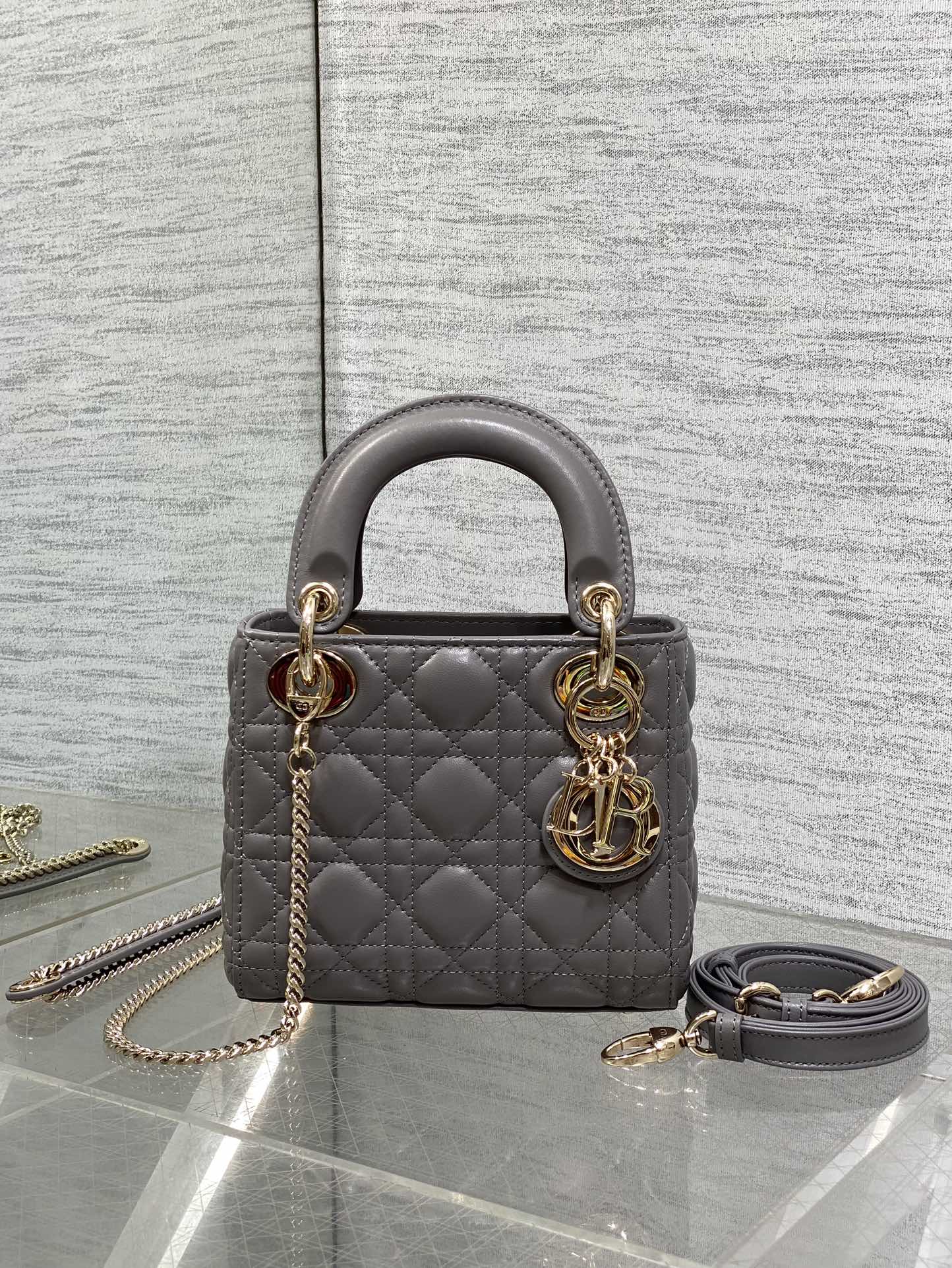 现货‼️Classic Lady戴妃包，人手一个必备的三格小包😍。迷人优雅又气场十足💃🏻，斜挎手拎也是女