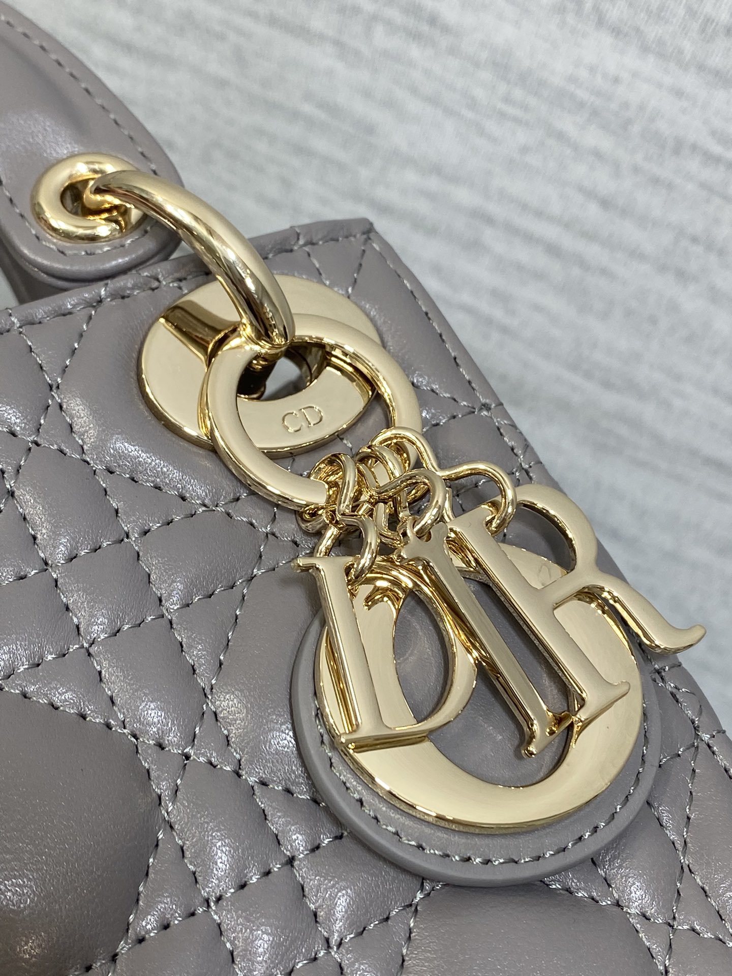 现货‼️Classic Lady戴妃包,人手一个必备的三格小包😍。迷人优雅又气场十足💃🏻,斜挎手拎也是女