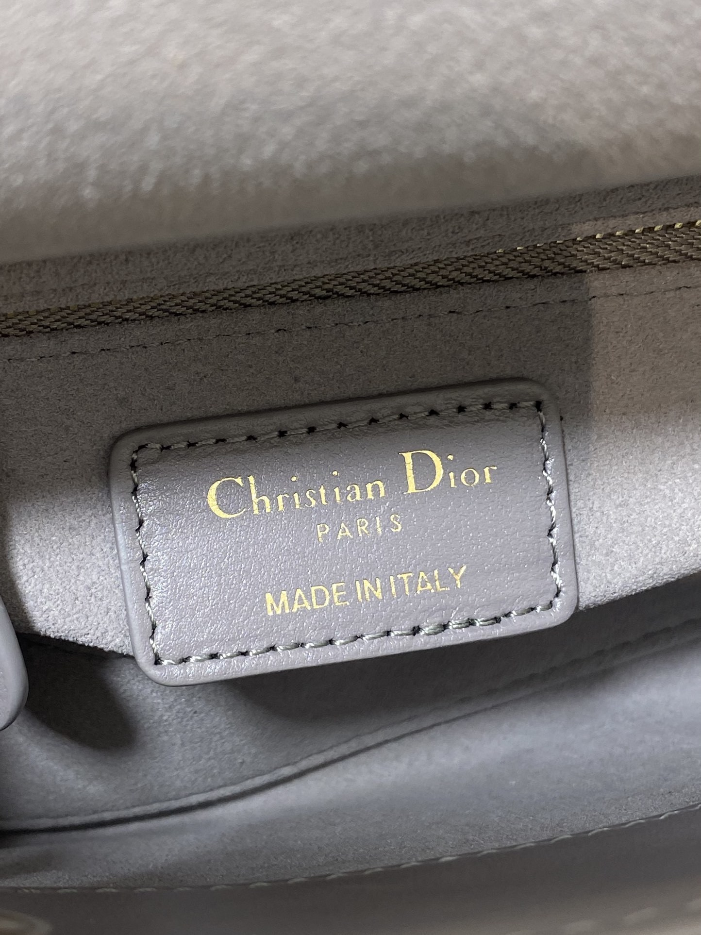 现货‼️Classic Lady戴妃包,人手一个必备的三格小包😍。迷人优雅又气场十足💃🏻,斜挎手拎也是女