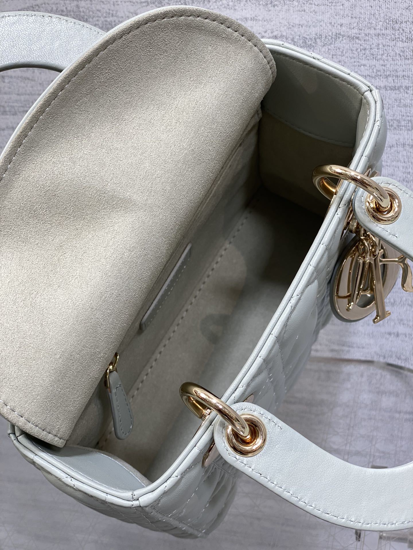 现货‼️Lady戴妃四格系列,经典的包形,甜美又不失优雅,春夏最新颜色,小清新风格🆕,搭配最新的字母肩带