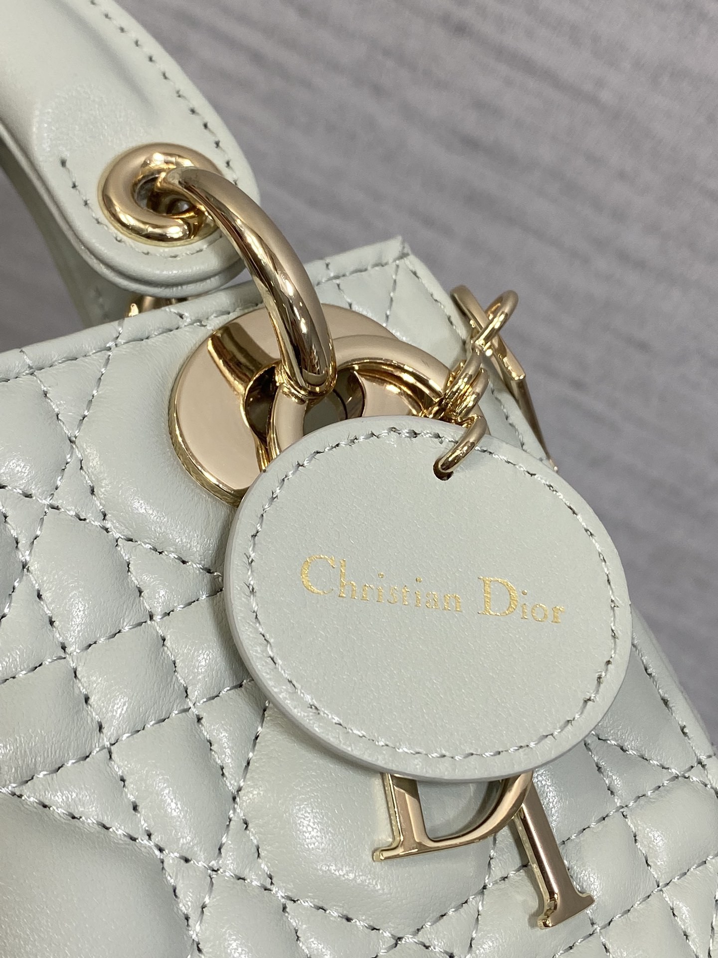 现货‼️Classic Lady戴妃包,人手一个必备的三格小包😍。迷人优雅又气场十足💃🏻,斜挎手拎也是女