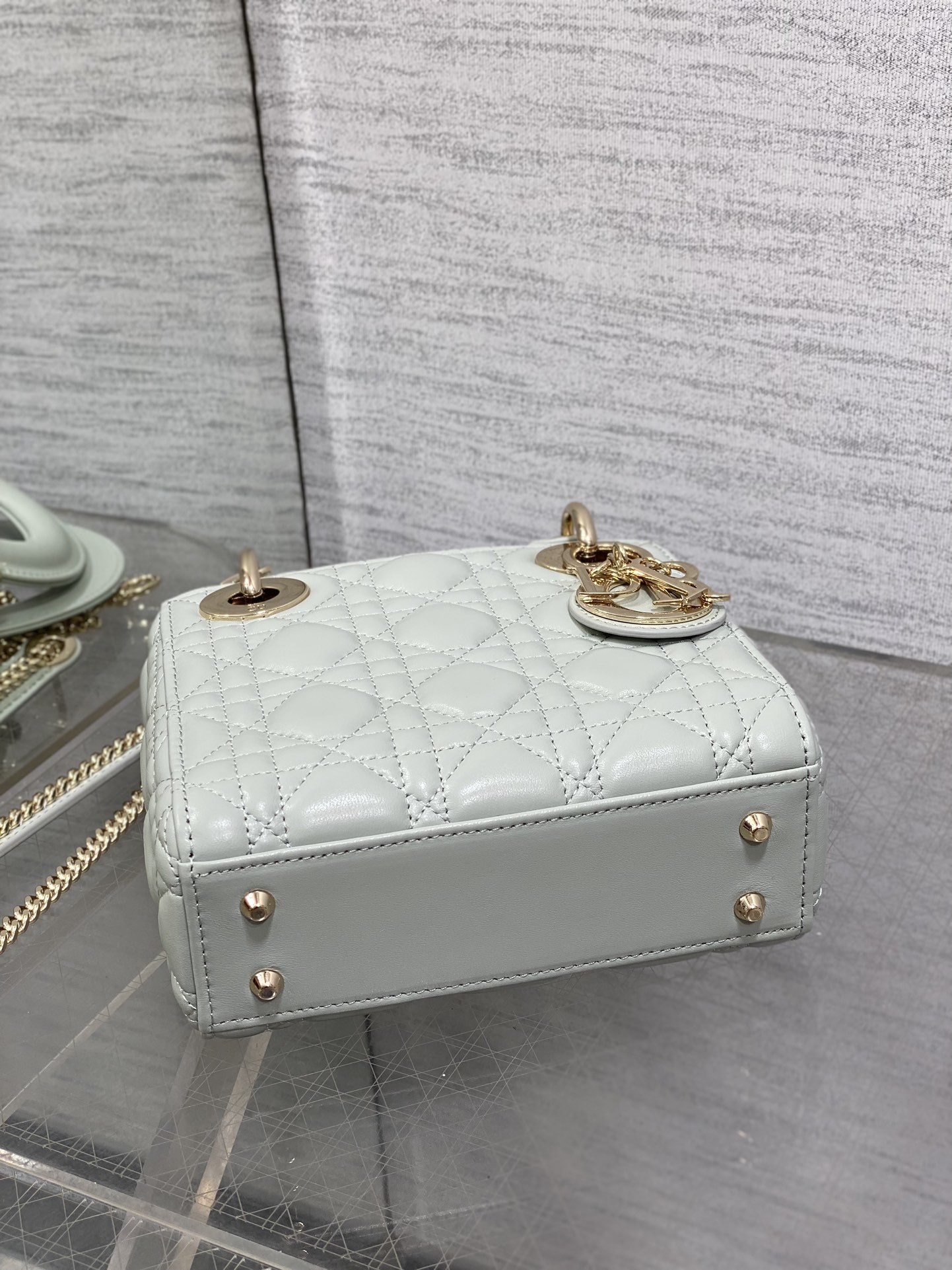 现货‼️Classic Lady戴妃包,人手一个必备的三格小包😍。迷人优雅又气场十足💃🏻,斜挎手拎也是女