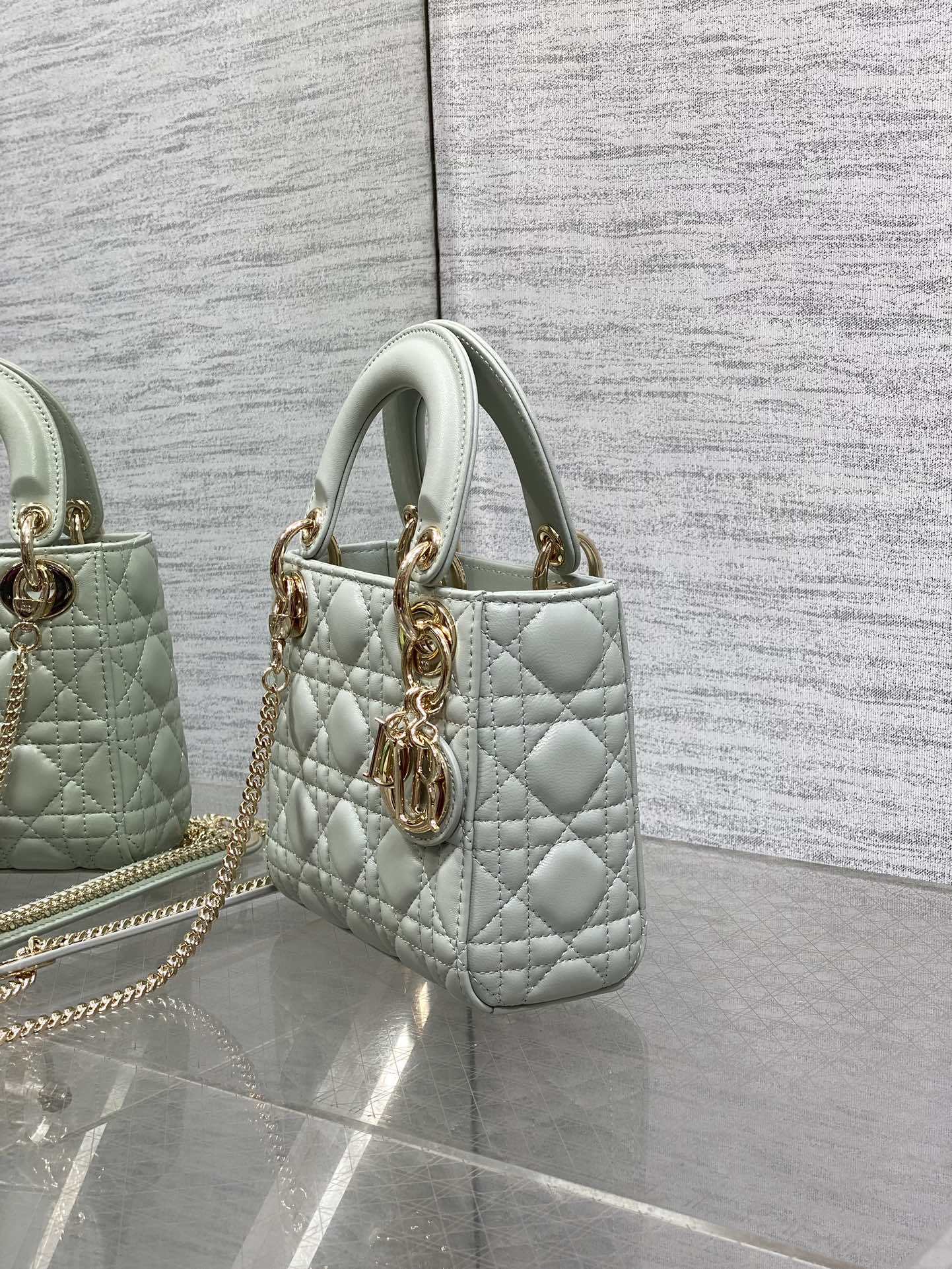 现货‼️Classic Lady戴妃包,人手一个必备的三格小包😍。迷人优雅又气场十足💃🏻,斜挎手拎也是女