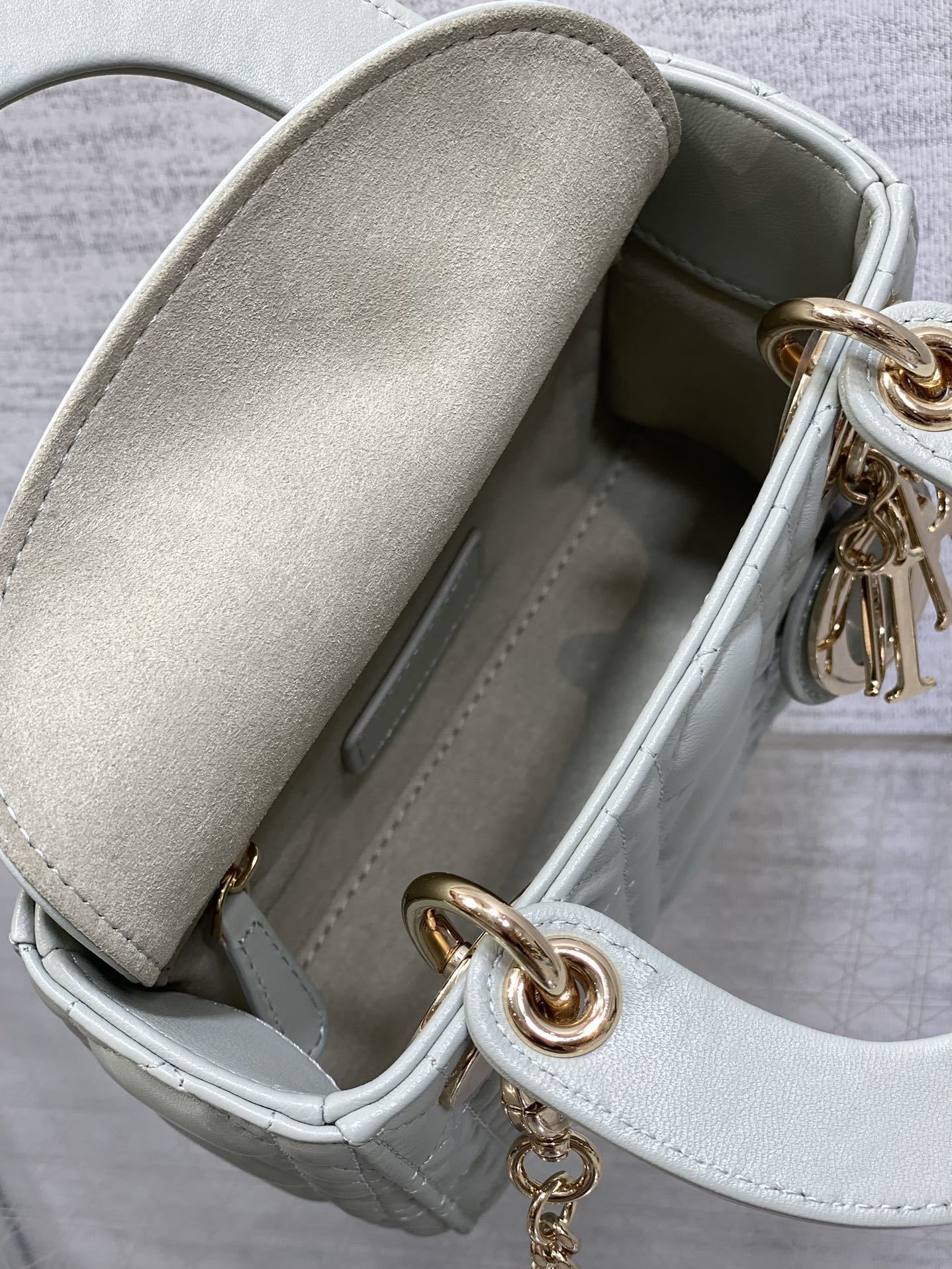 现货‼️Classic Lady戴妃包,人手一个必备的三格小包😍。迷人优雅又气场十足💃🏻,斜挎手拎也是女