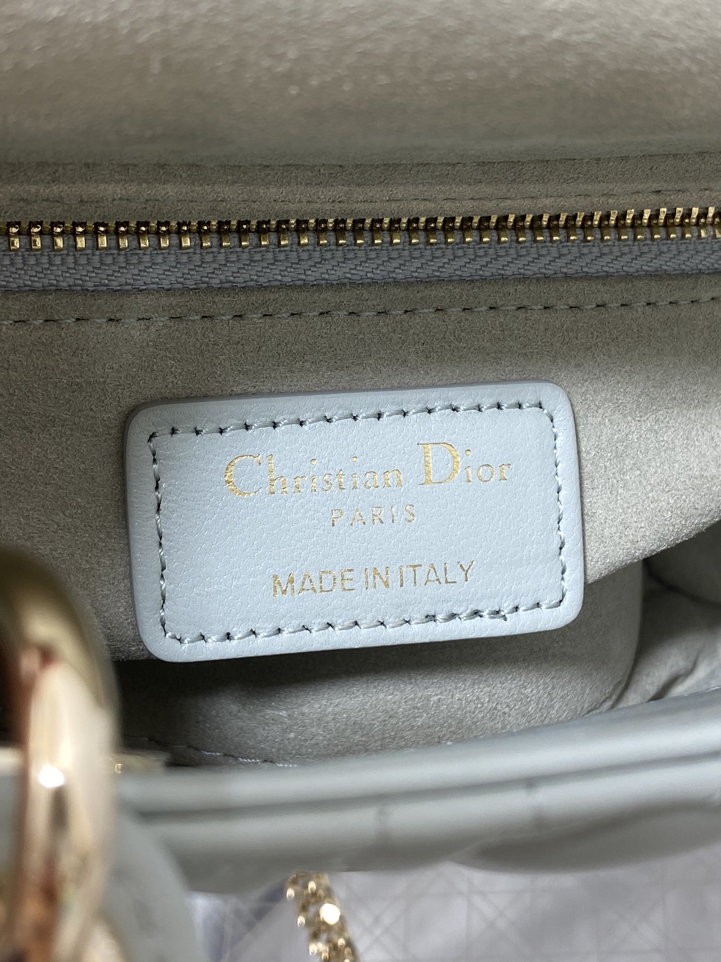 现货‼️Classic Lady戴妃包,人手一个必备的三格小包😍。迷人优雅又气场十足💃🏻,斜挎手拎也是女