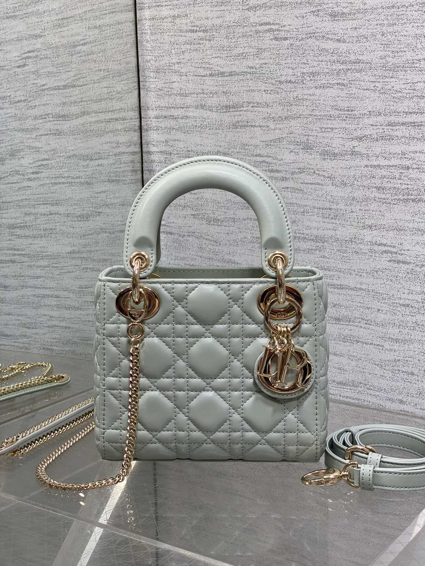 现货‼️Classic Lady戴妃包,人手一个必备的三格小包😍。迷人优雅又气场十足💃🏻,斜挎手拎也是女