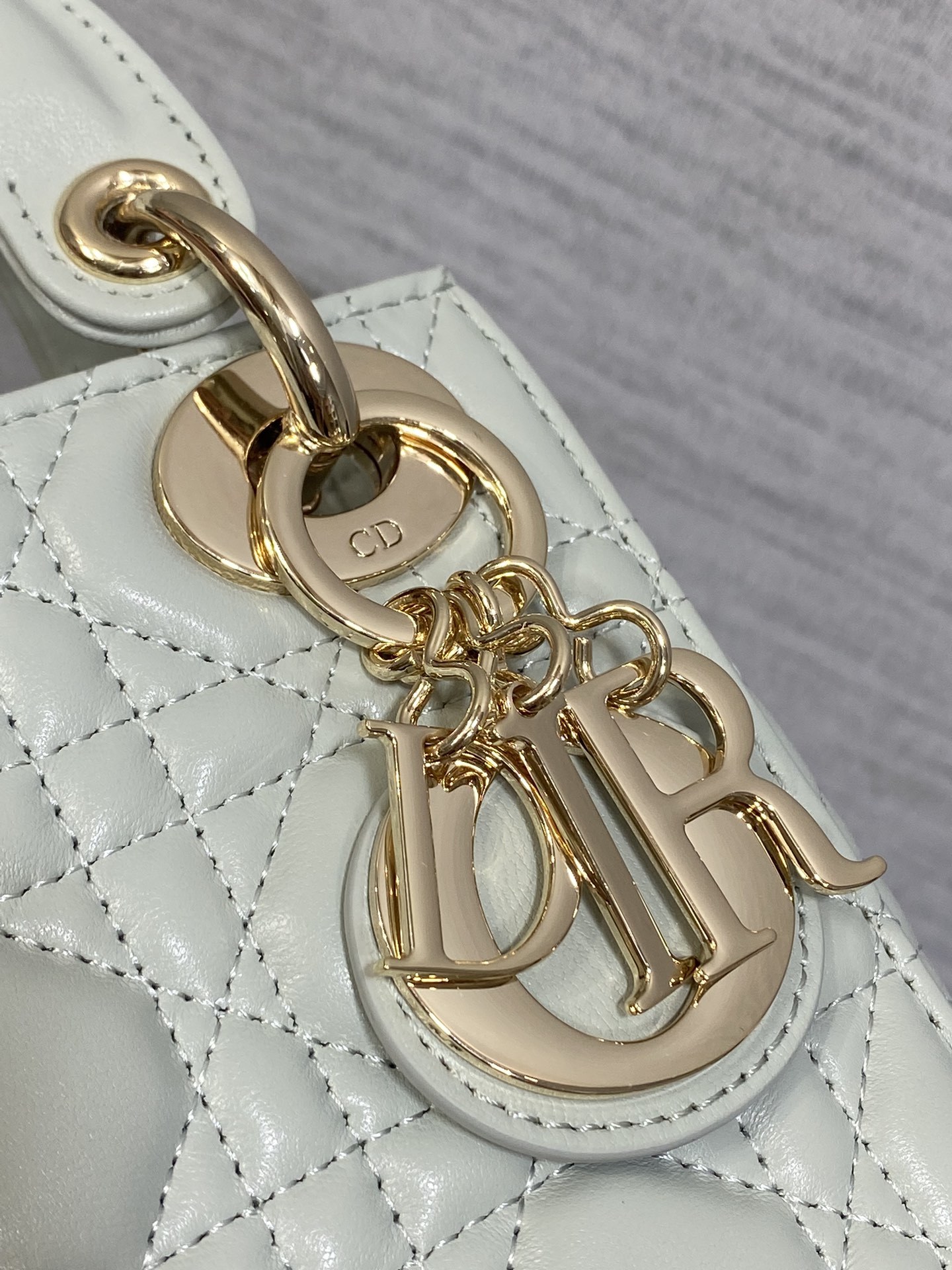 现货‼️Classic Lady戴妃包,人手一个必备的三格小包😍。迷人优雅又气场十足💃🏻,斜挎手拎也是女