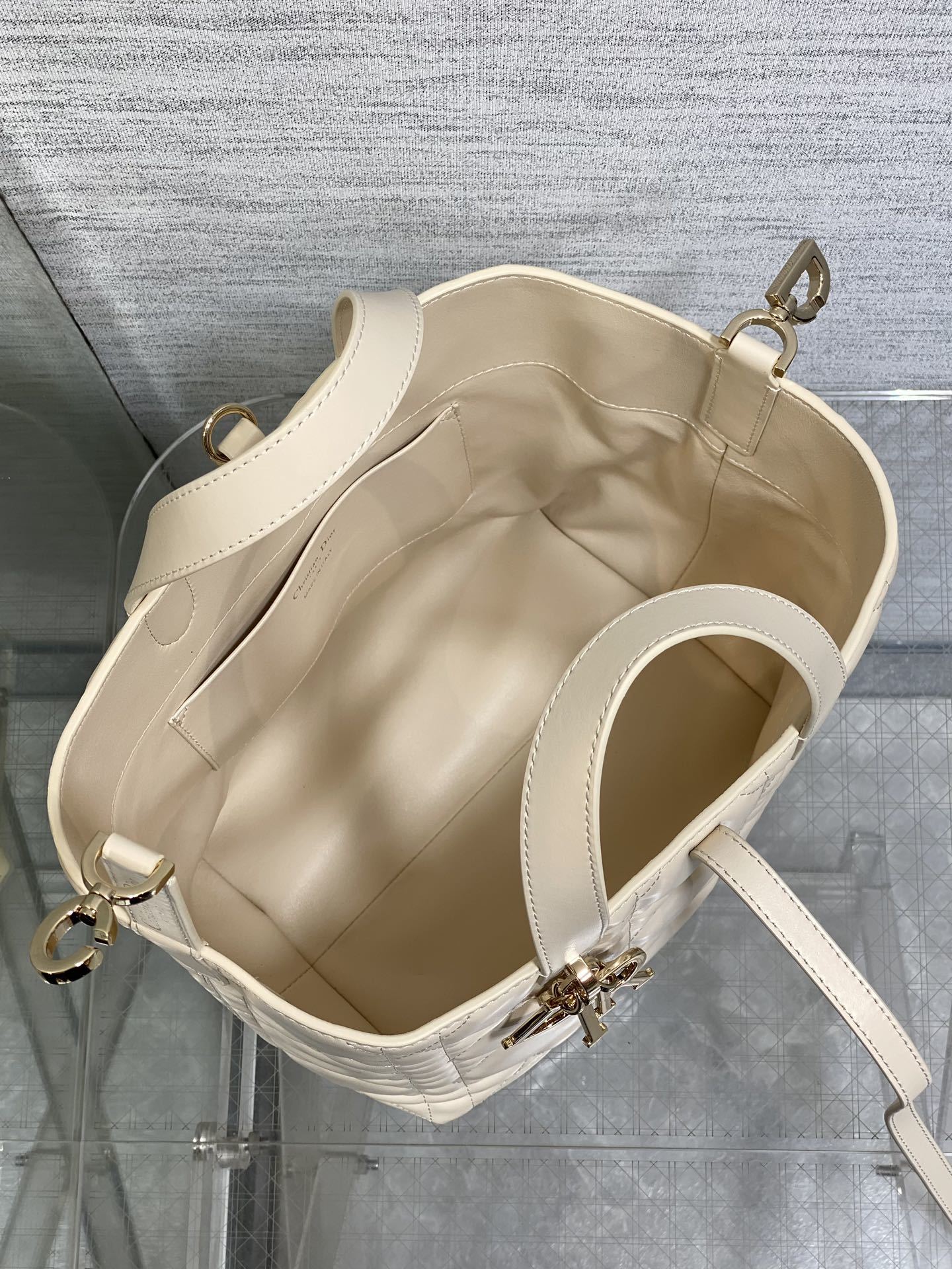 中号象牙白现货‼️Toujours竖版系列中号,专属菜篮子,有点太美了,高颜值包包,轻松拿捏高级感,超大