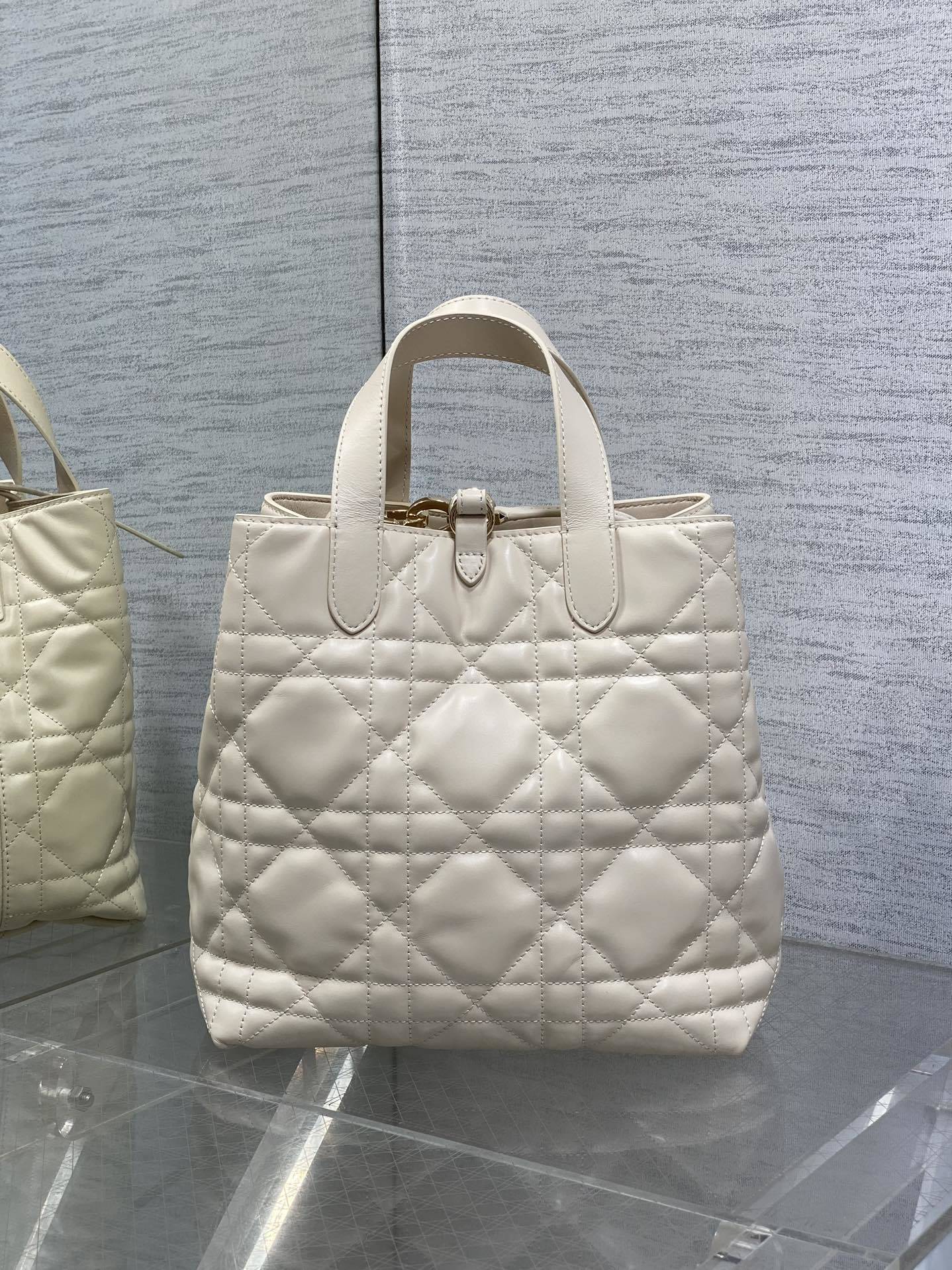 中号象牙白现货‼️Toujours竖版系列中号,专属菜篮子,有点太美了,高颜值包包,轻松拿捏高级感,超大