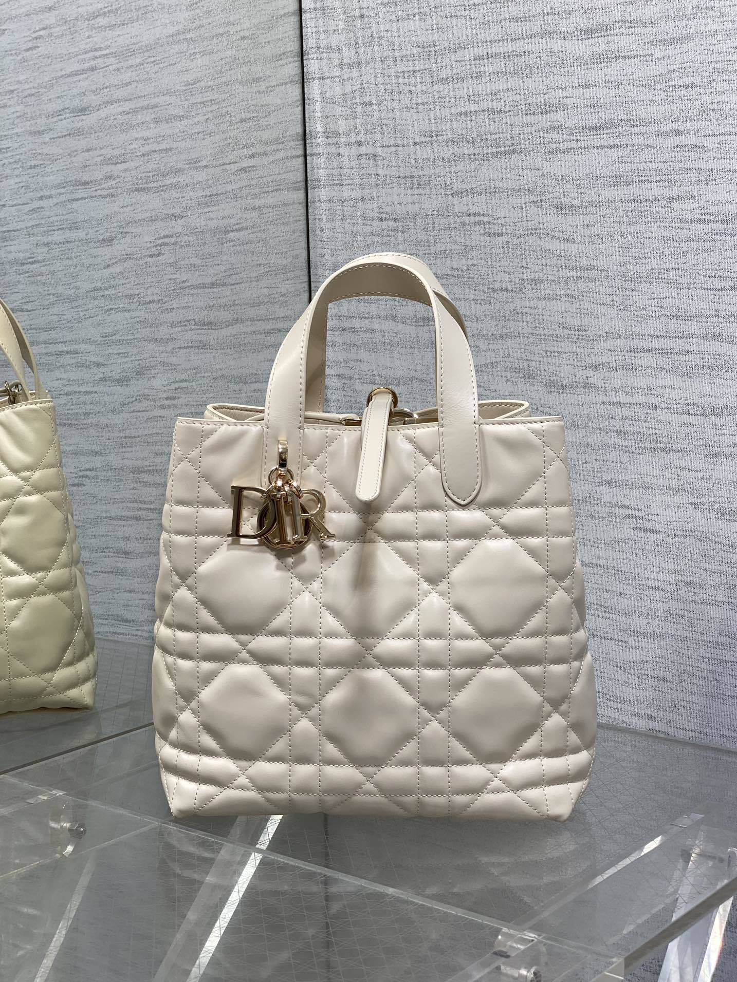 中号象牙白现货‼️Toujours竖版系列中号,专属菜篮子,有点太美了,高颜值包包,轻松拿捏高级感,超大