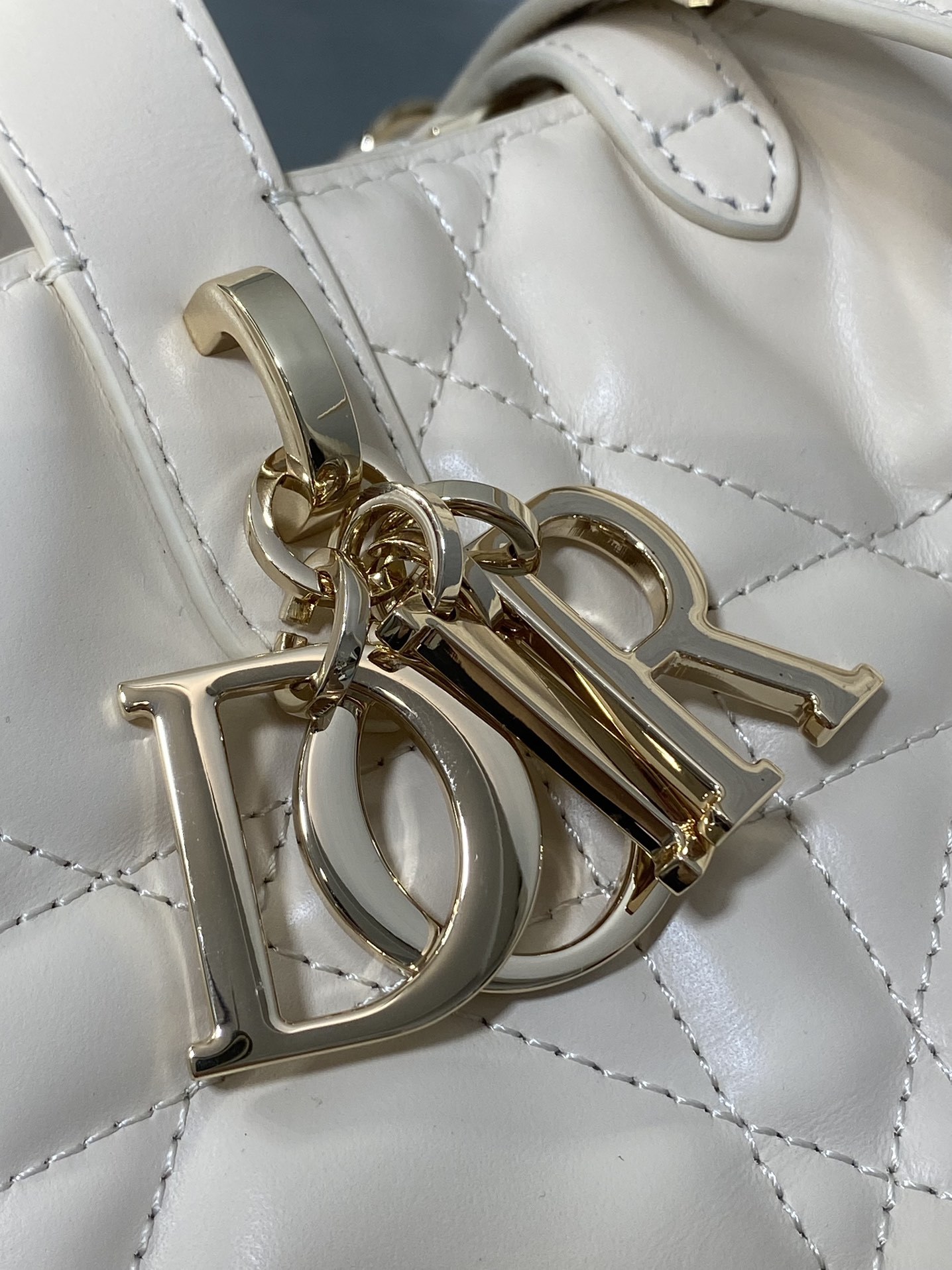 中号象牙白现货‼️Toujours竖版系列中号,专属菜篮子,有点太美了,高颜值包包,轻松拿捏高级感,超大