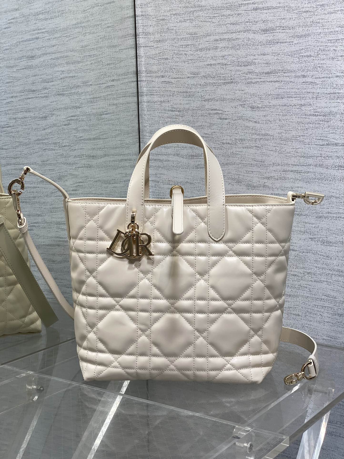 中号象牙白现货‼️Toujours竖版系列中号，专属菜篮子，有点太美了，高颜值包包，轻松拿捏高级感，超大