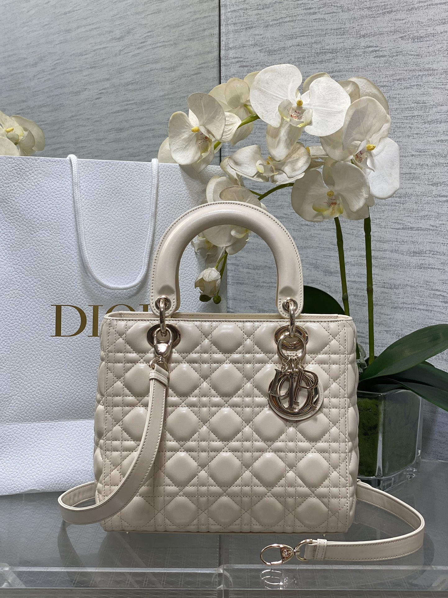 𝐋𝐚𝐝𝐲Cinco rejillas piel de oveja blanco marfil oro claro