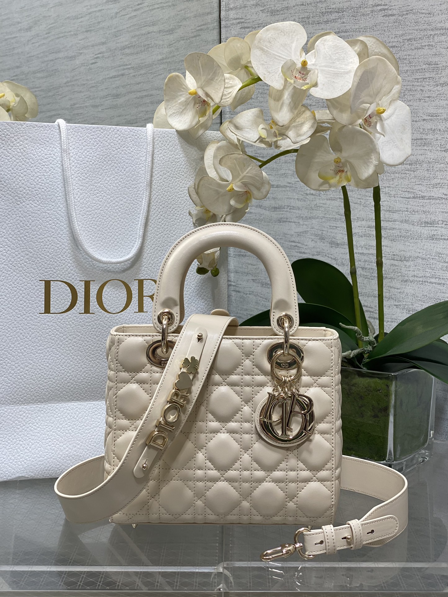𝐋𝐚𝐝𝐲 Cuatro rejillas piel de oveja blanco marfil oro claro