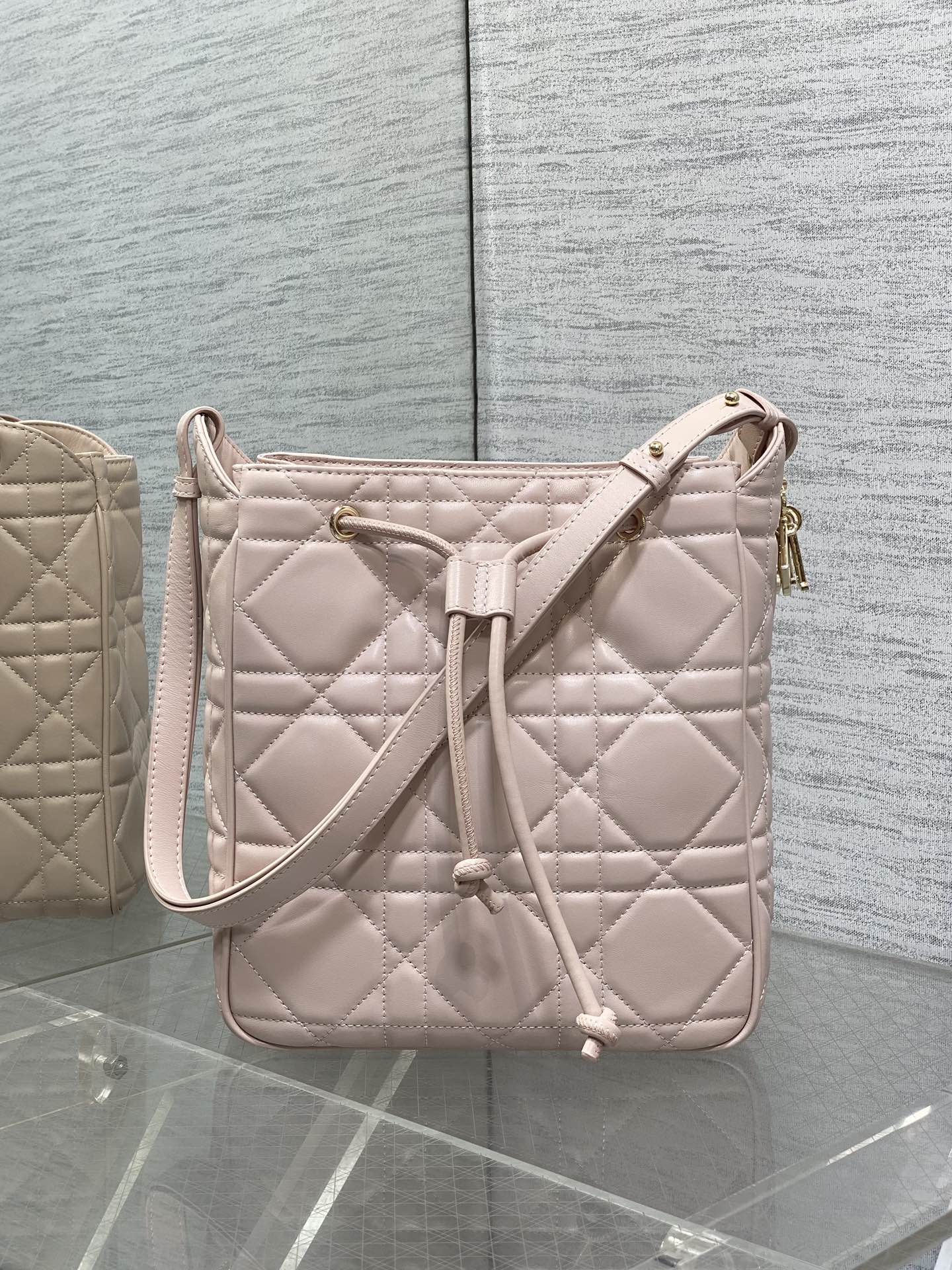 Dior Caro Motion Bolso Bombonera Mediano de Piel de Cordero Rosa