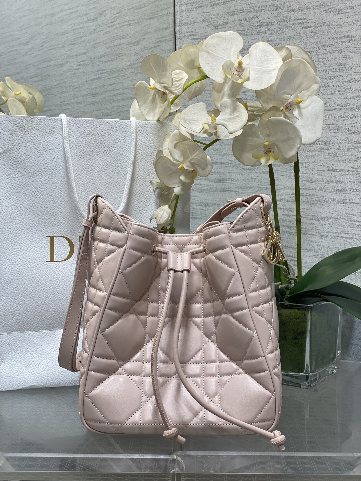 𝐌𝐨𝐭𝐢𝐨𝐧 último bolso tipo cubo colorete en polvo