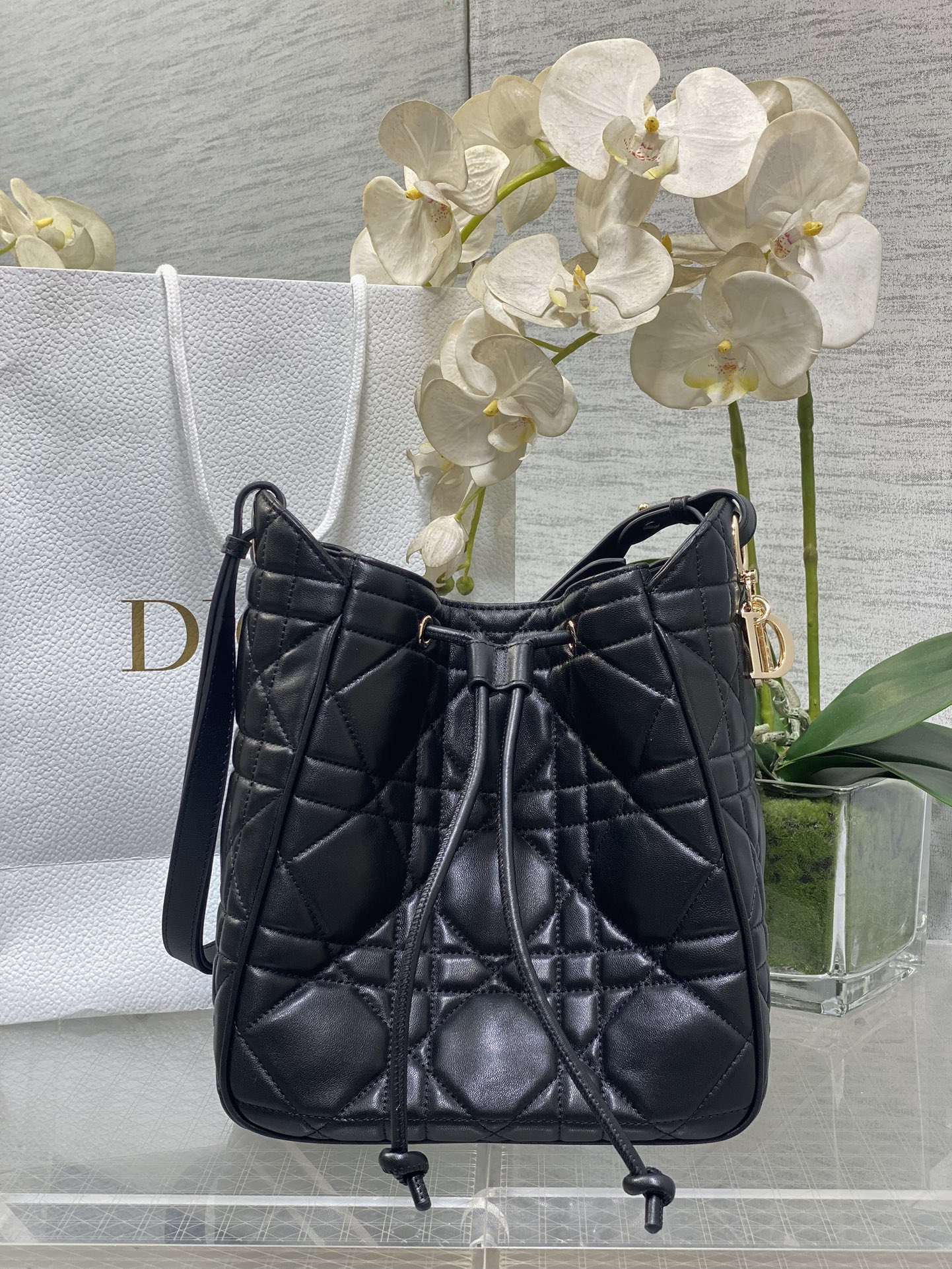 𝐌𝐨𝐭𝐢𝐨𝐧 último bolso tipo cubo negro