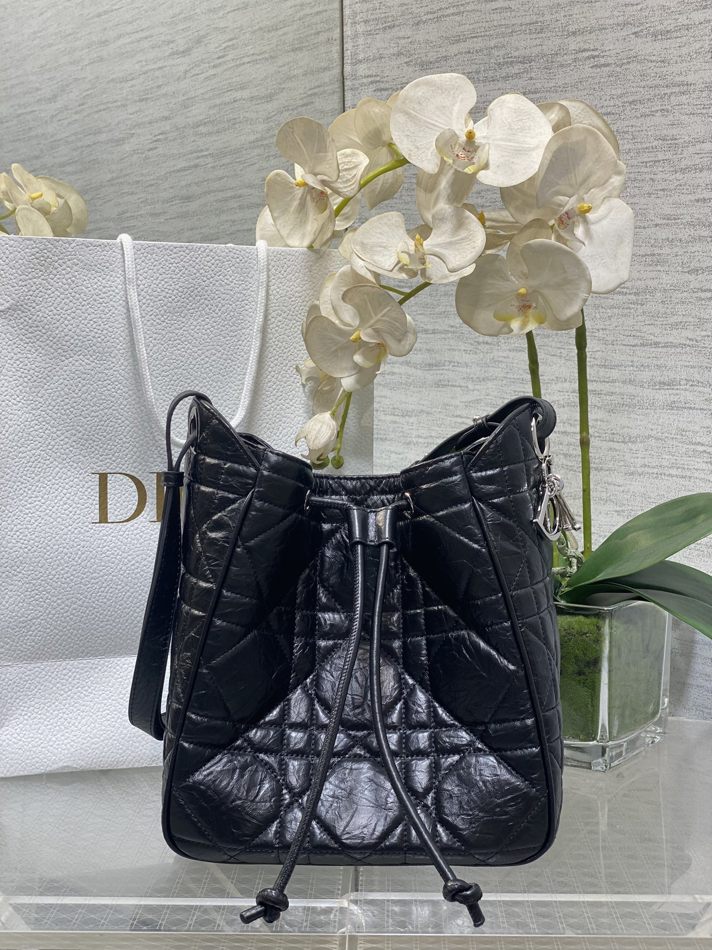 𝐌𝐨𝐭𝐢𝐨𝐧 Lo último en bolso tipo cubo de cuero encerado con aceite