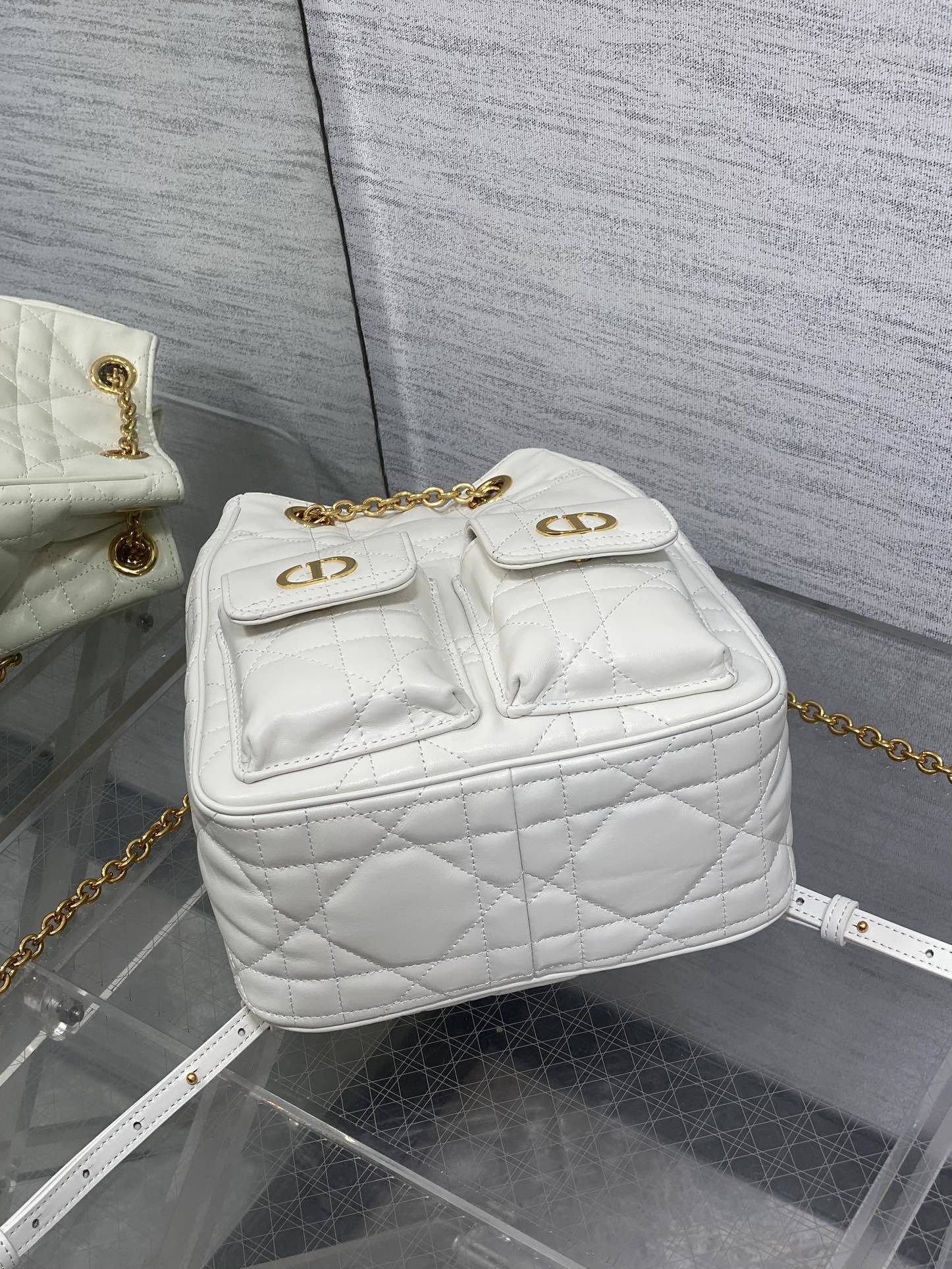 大号现货‼️Caro Multicarry双肩发财桶背包系列,新款美包又上新了,进口小羊皮精心制作,精湛