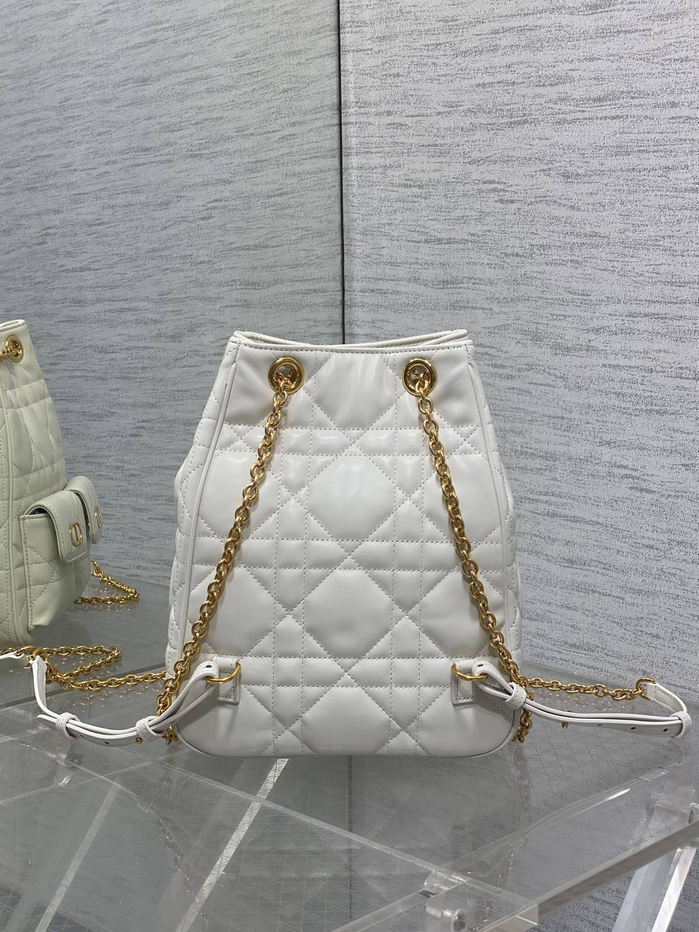 大号现货‼️Caro Multicarry双肩发财桶背包系列,新款美包又上新了,进口小羊皮精心制作,精湛