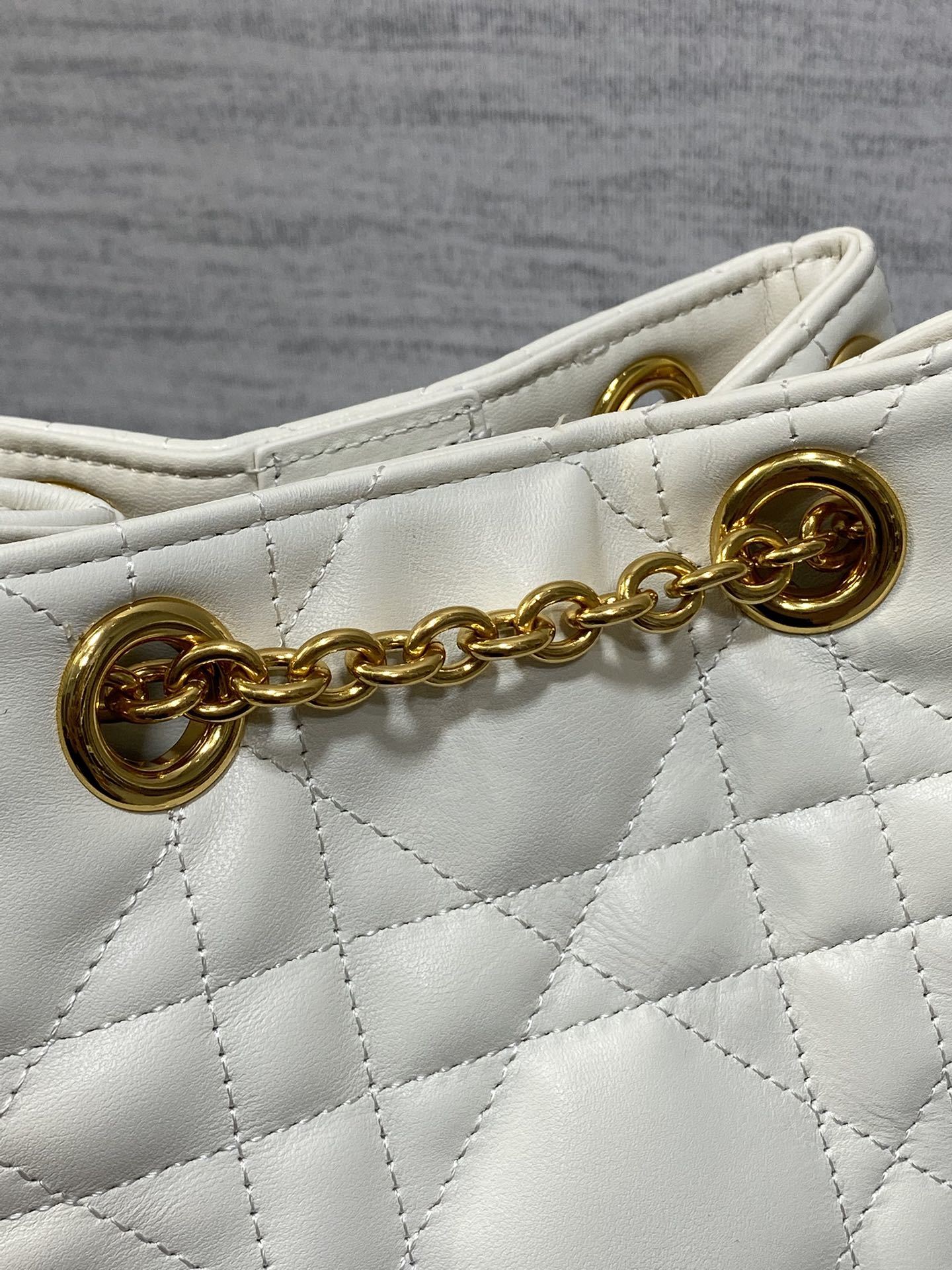 大号现货‼️Caro Multicarry双肩发财桶背包系列,新款美包又上新了,进口小羊皮精心制作,精湛