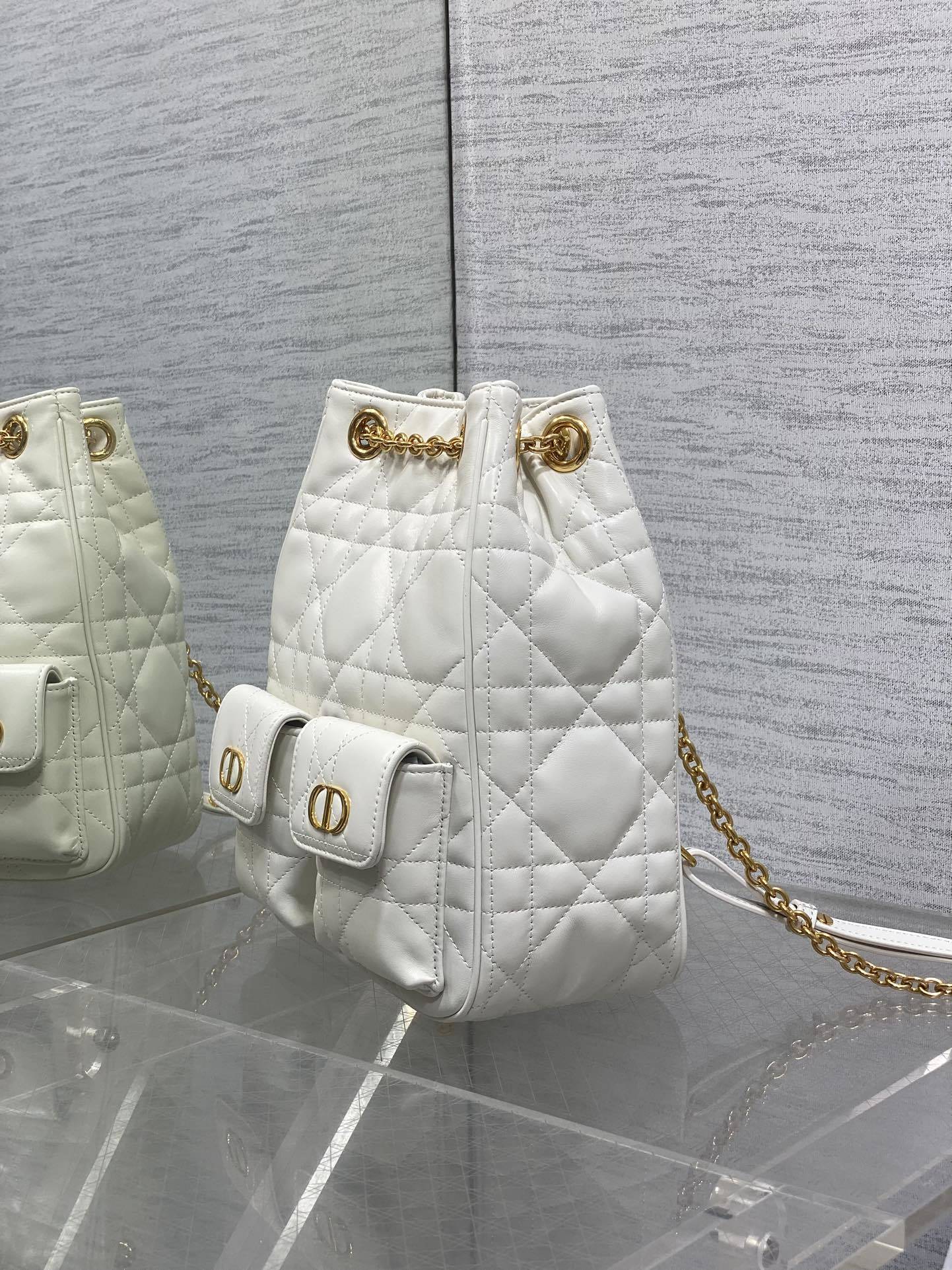 大号现货‼️Caro Multicarry双肩发财桶背包系列,新款美包又上新了,进口小羊皮精心制作,精湛