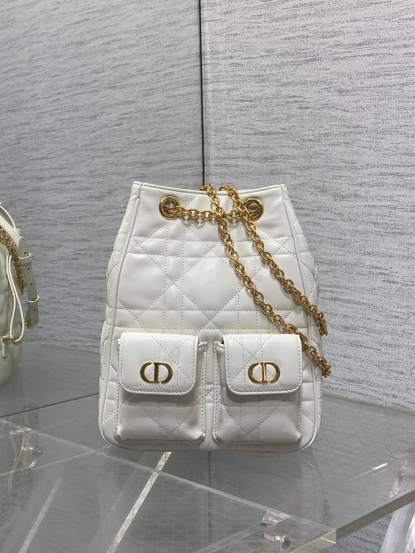 大号现货‼️Caro Multicarry双肩发财桶背包系列,新款美包又上新了,进口小羊皮精心制作,精湛