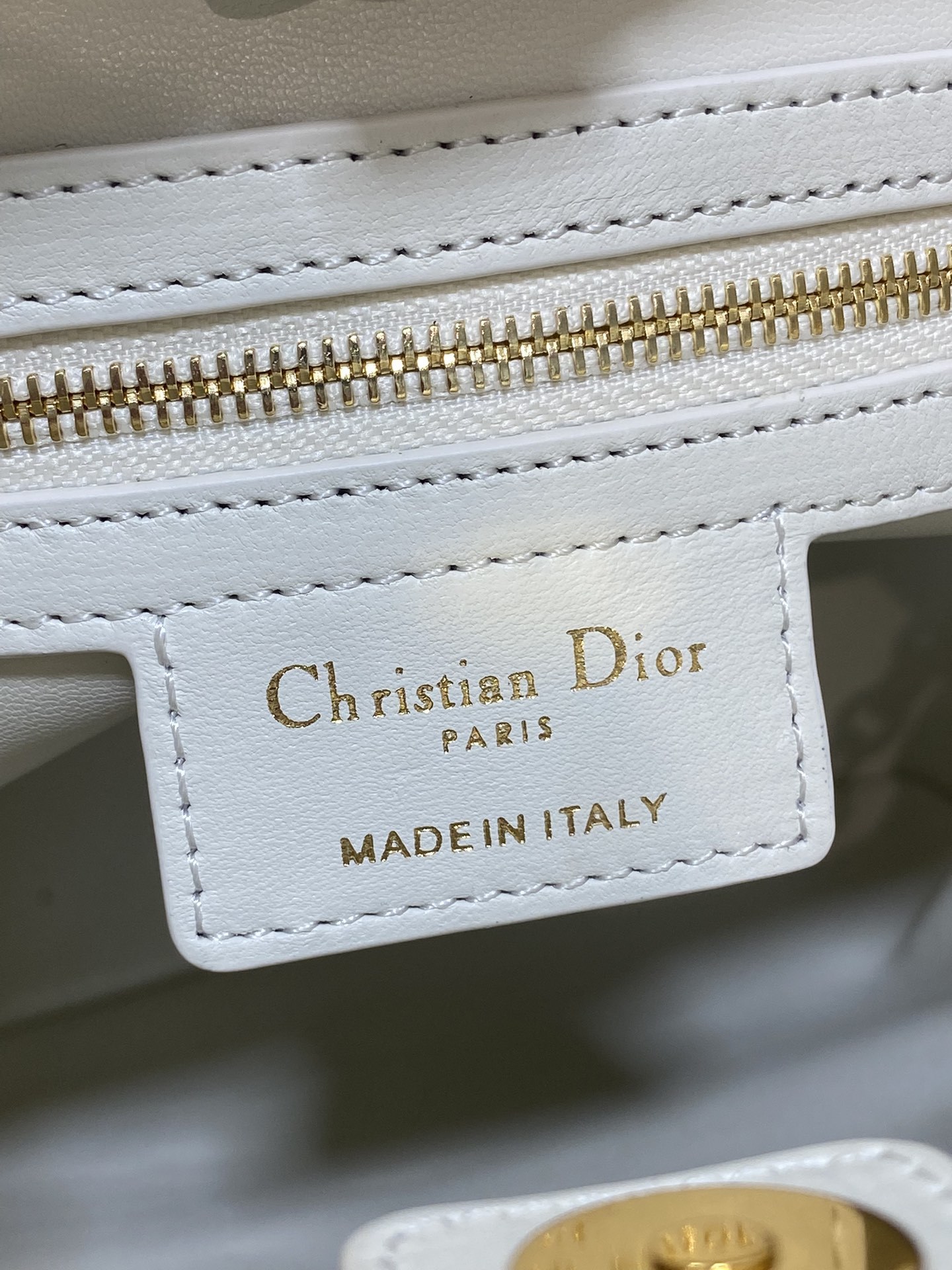 大号现货‼️Caro Multicarry双肩发财桶背包系列,新款美包又上新了,进口小羊皮精心制作,精湛