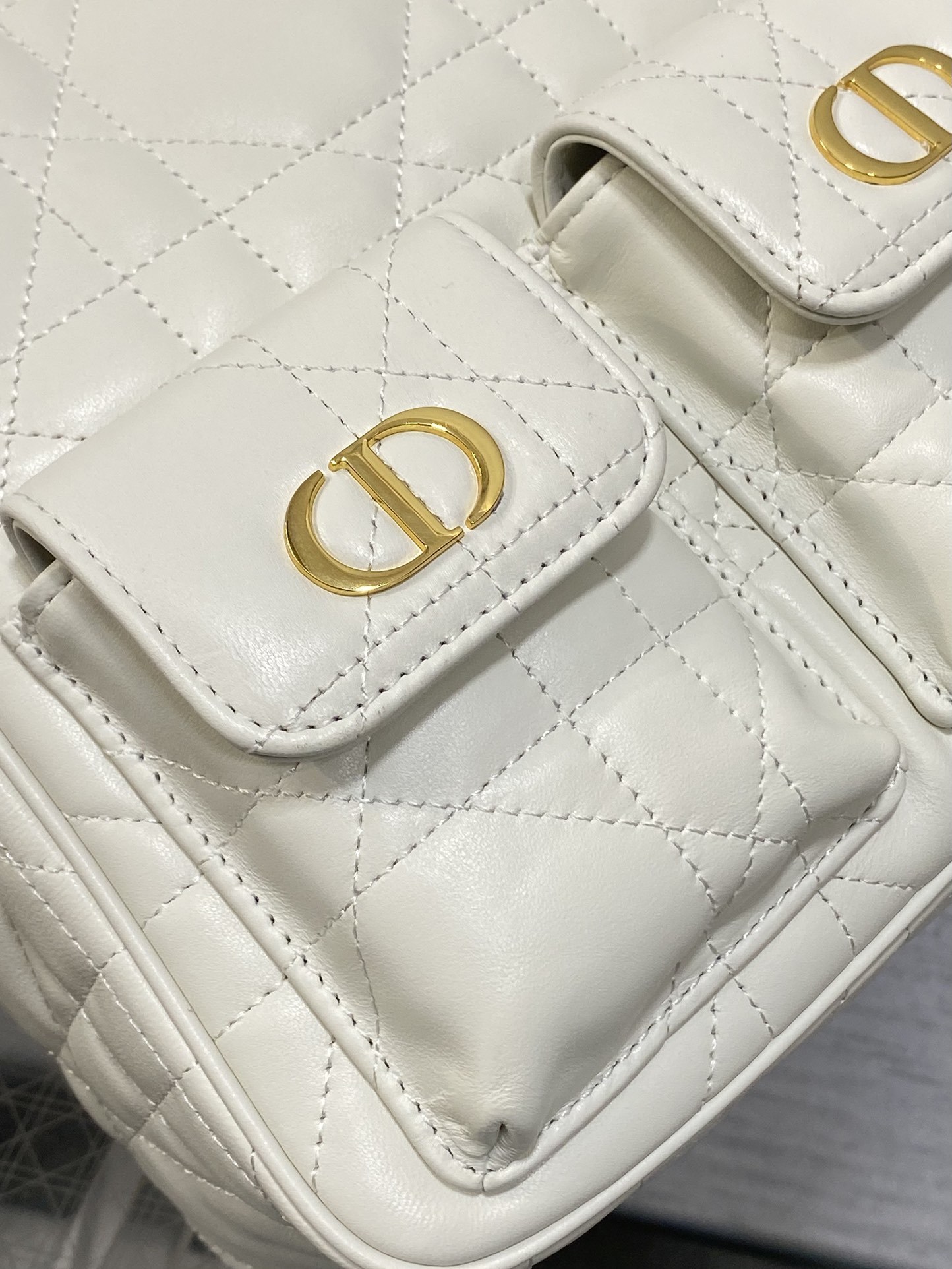 大号现货‼️Caro Multicarry双肩发财桶背包系列,新款美包又上新了,进口小羊皮精心制作,精湛