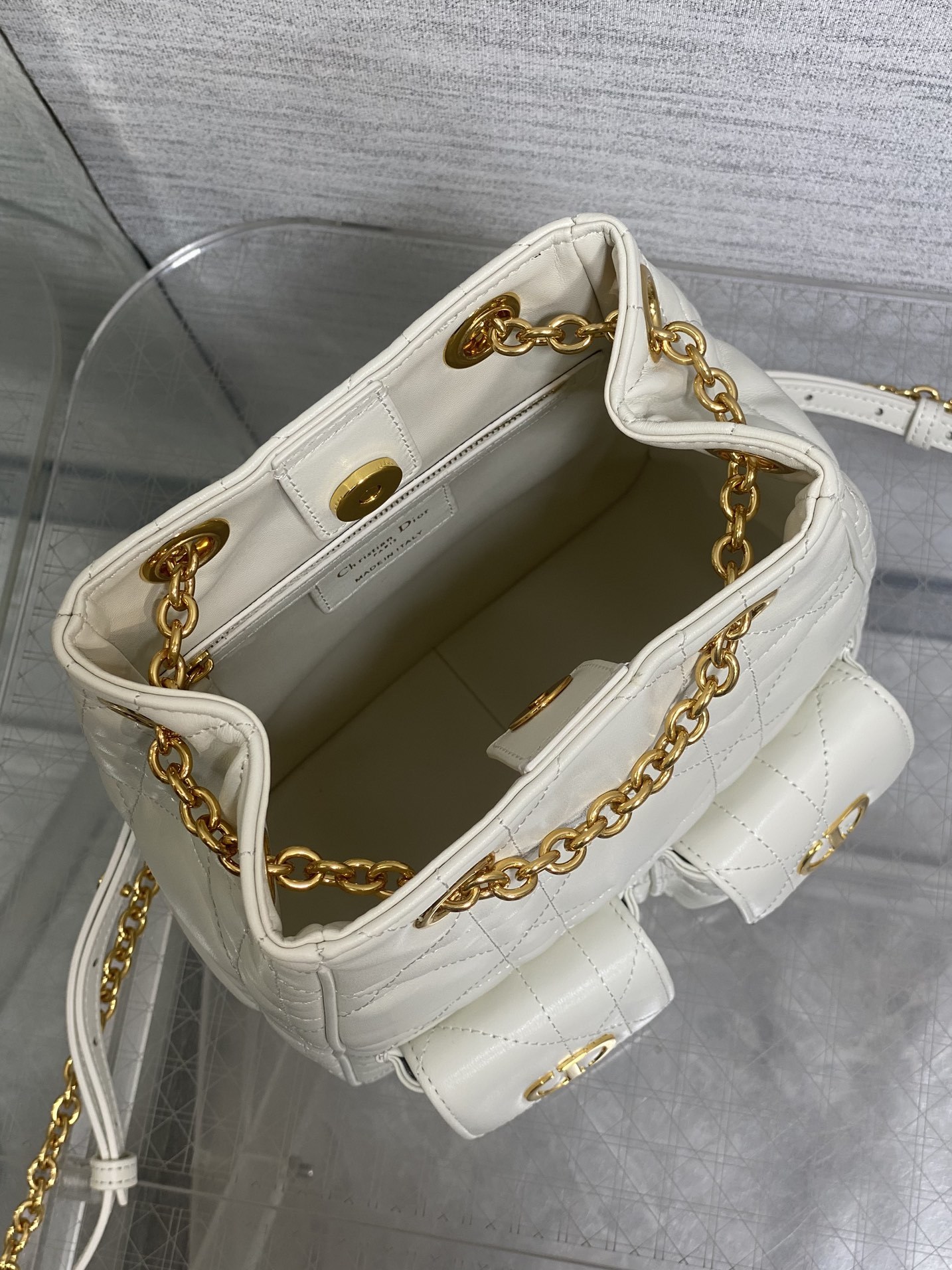 大号现货‼️Caro Multicarry双肩发财桶背包系列,新款美包又上新了,进口小羊皮精心制作,精湛