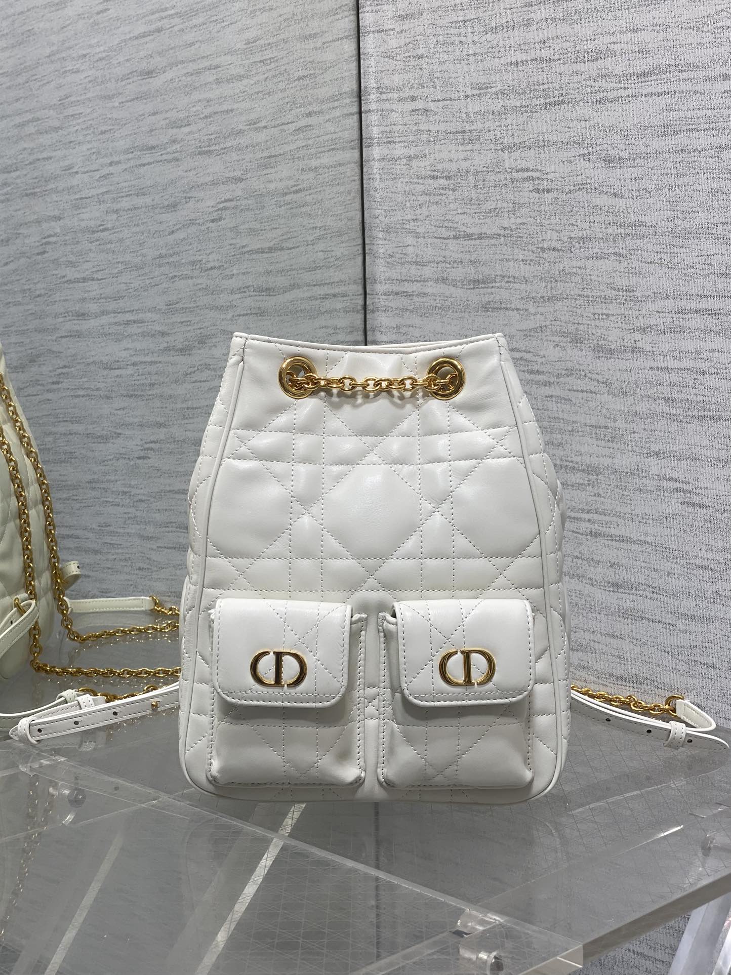 大号现货‼️Caro Multicarry双肩发财桶背包系列，新款美包又上新了，进口小羊皮精心制作，精湛