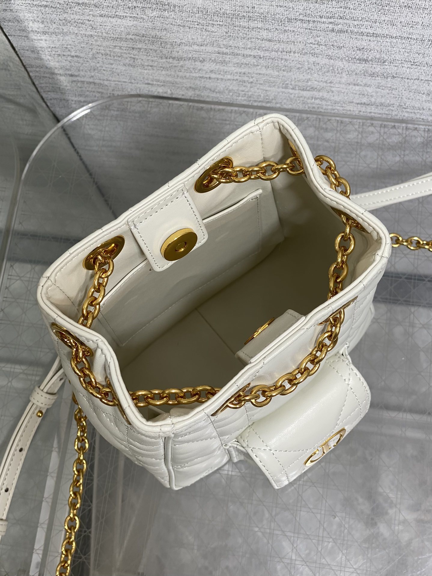 小号现货‼️Caro Multicarry双肩发财桶背包系列,新款美包又上新了,进口小羊皮精心制作,精湛