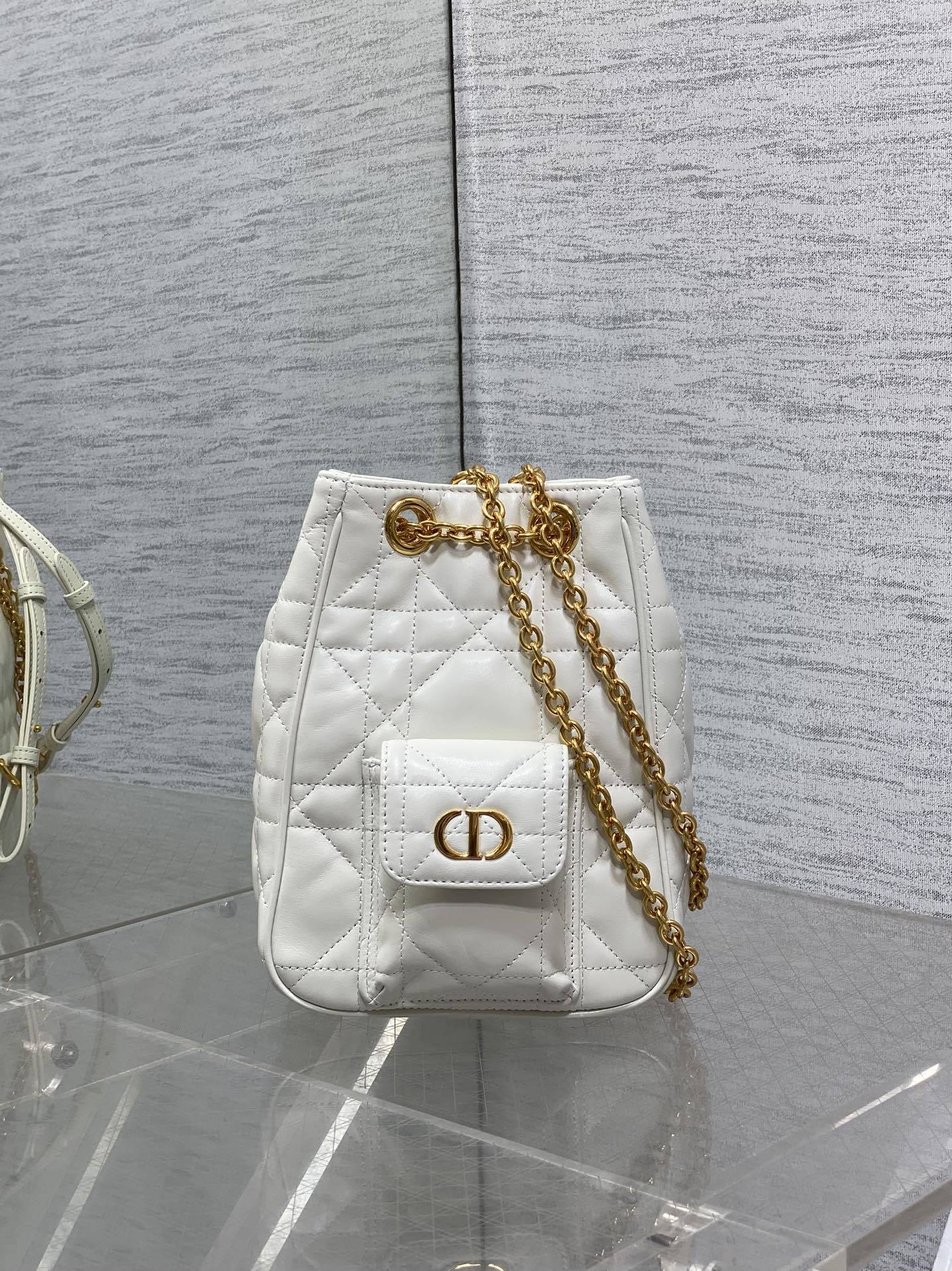 小号现货‼️Caro Multicarry双肩发财桶背包系列,新款美包又上新了,进口小羊皮精心制作,精湛