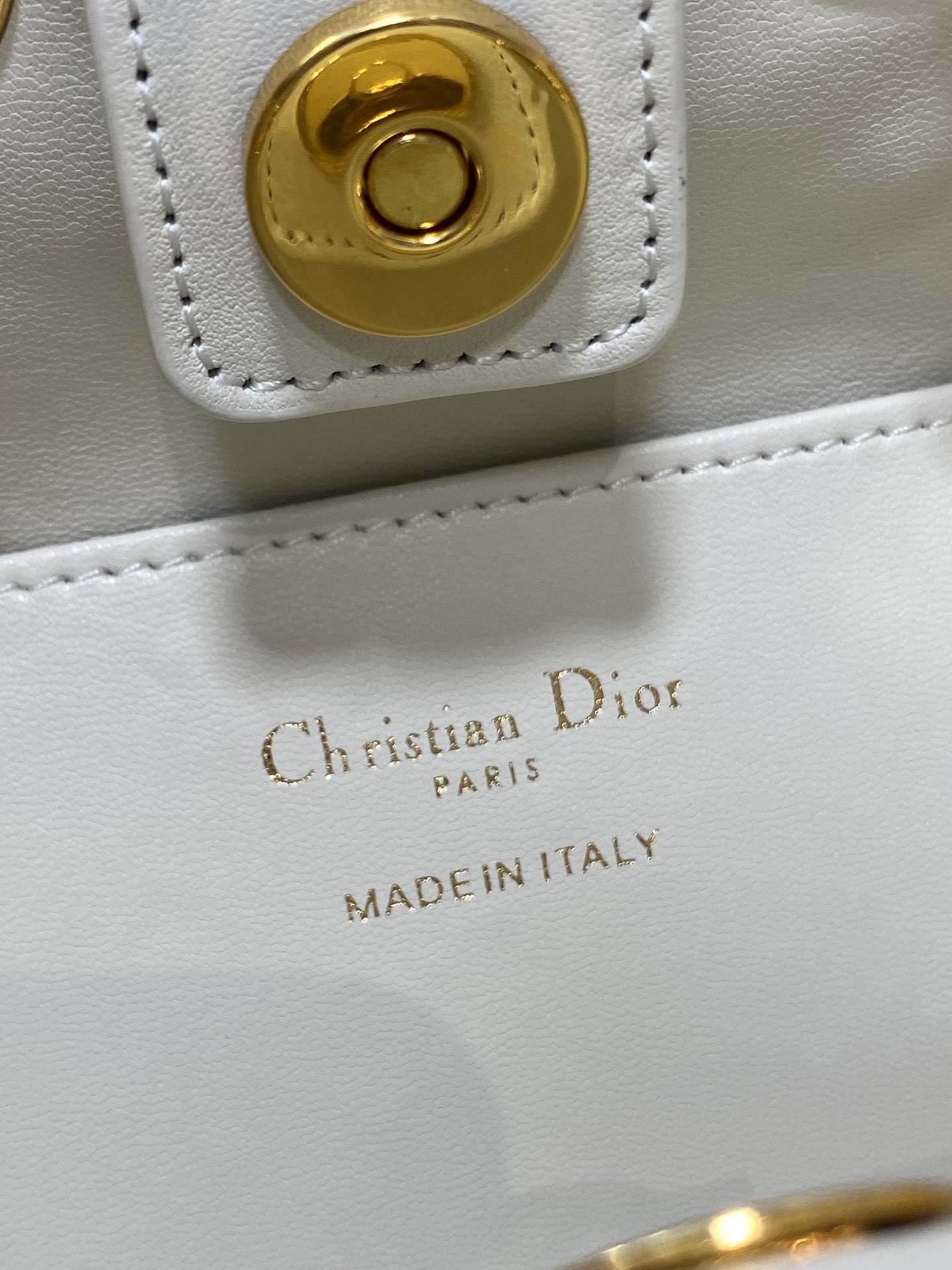 小号现货‼️Caro Multicarry双肩发财桶背包系列,新款美包又上新了,进口小羊皮精心制作,精湛