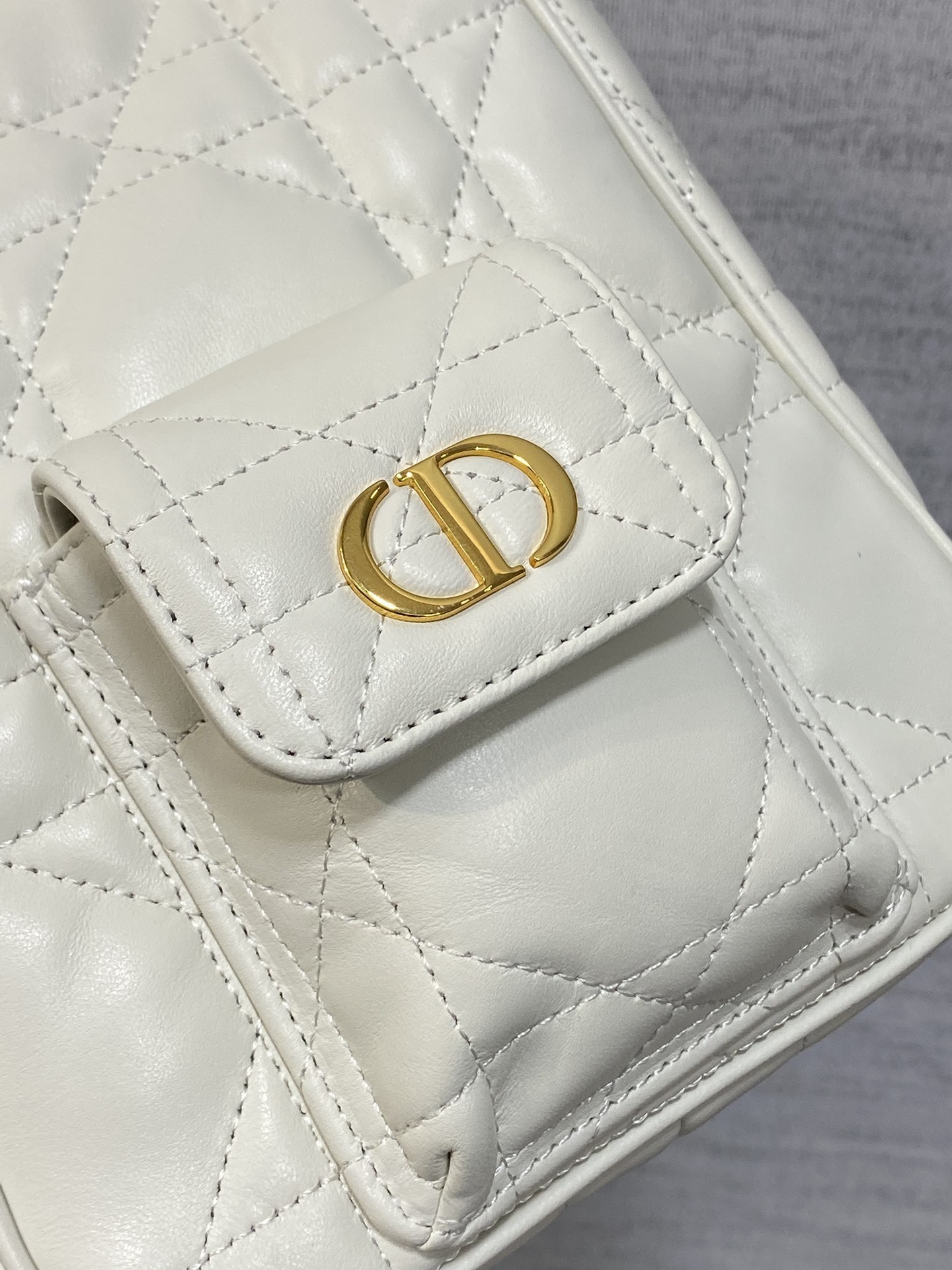 小号现货‼️Caro Multicarry双肩发财桶背包系列,新款美包又上新了,进口小羊皮精心制作,精湛