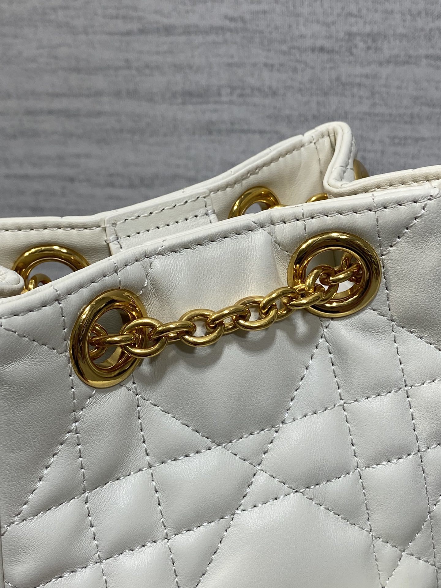 小号现货‼️Caro Multicarry双肩发财桶背包系列,新款美包又上新了,进口小羊皮精心制作,精湛